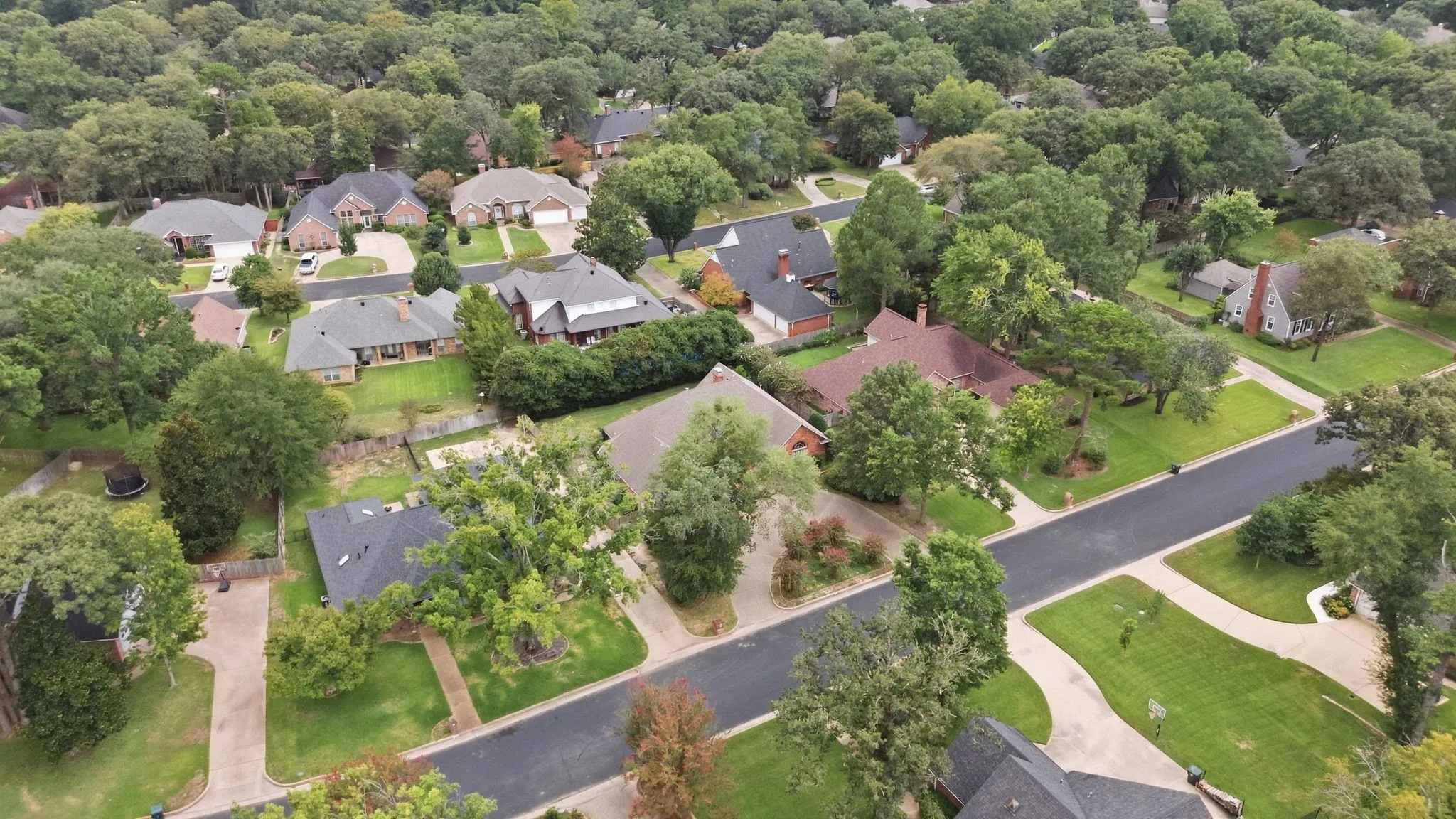 Single Family Residence For Sale in Smith County , 3403 Pinecreek Drive, Tyler, Texas 75707, 4 Bedroom, 3 Bathroom, 2 Garage spaces, 2,872 Sqft, built in 1993, mls#21389701, Real Estate Agent in Tyler, Homes For Sale in Smith county, Homes For Sale in Tyler, Realtor in Tyler Texas, Real Estate Brokerage Independent Realty Texas, Luminita Cordes Realtor
