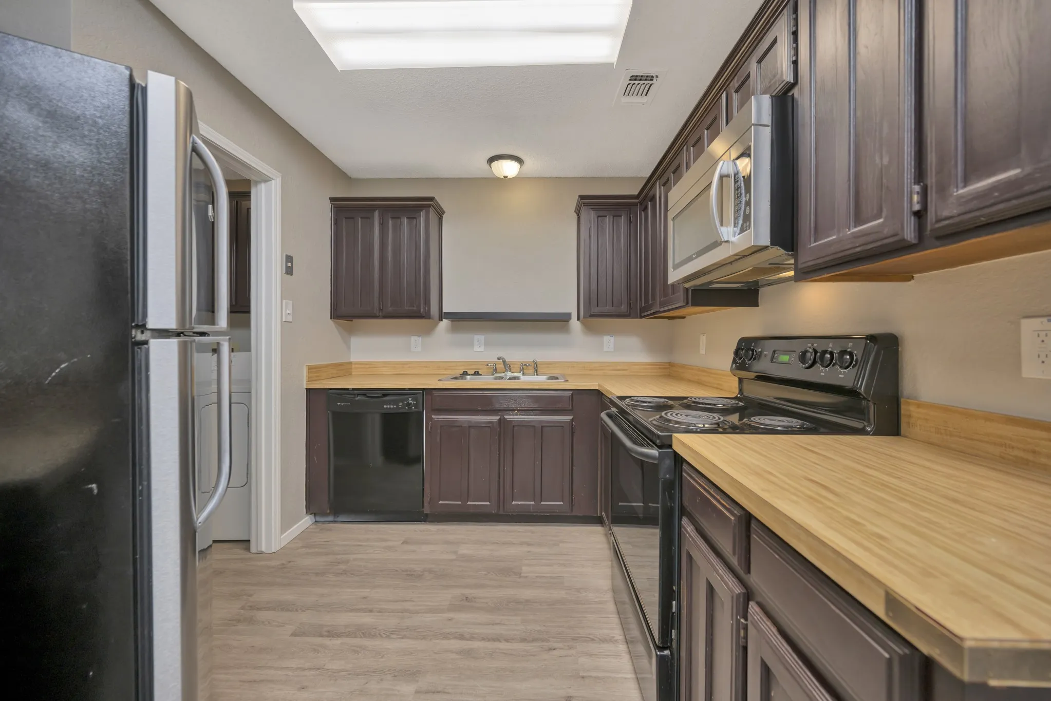 Single Family Residence For Sale in Tarrant County , 4210 Meadow Park Drive, Arlington, Texas 76017, 2 Bedroom, 2 Bathroom, 2 Garage spaces, 1,227 Sqft, built in 1984, mls#21376430, Real Estate Agent in Arlington, Homes For Sale in Tarrant county, Homes For Sale in Arlington, Realtor in Arlington Texas, Real Estate Brokerage Independent Realty Texas, Luminita Cordes Realtor