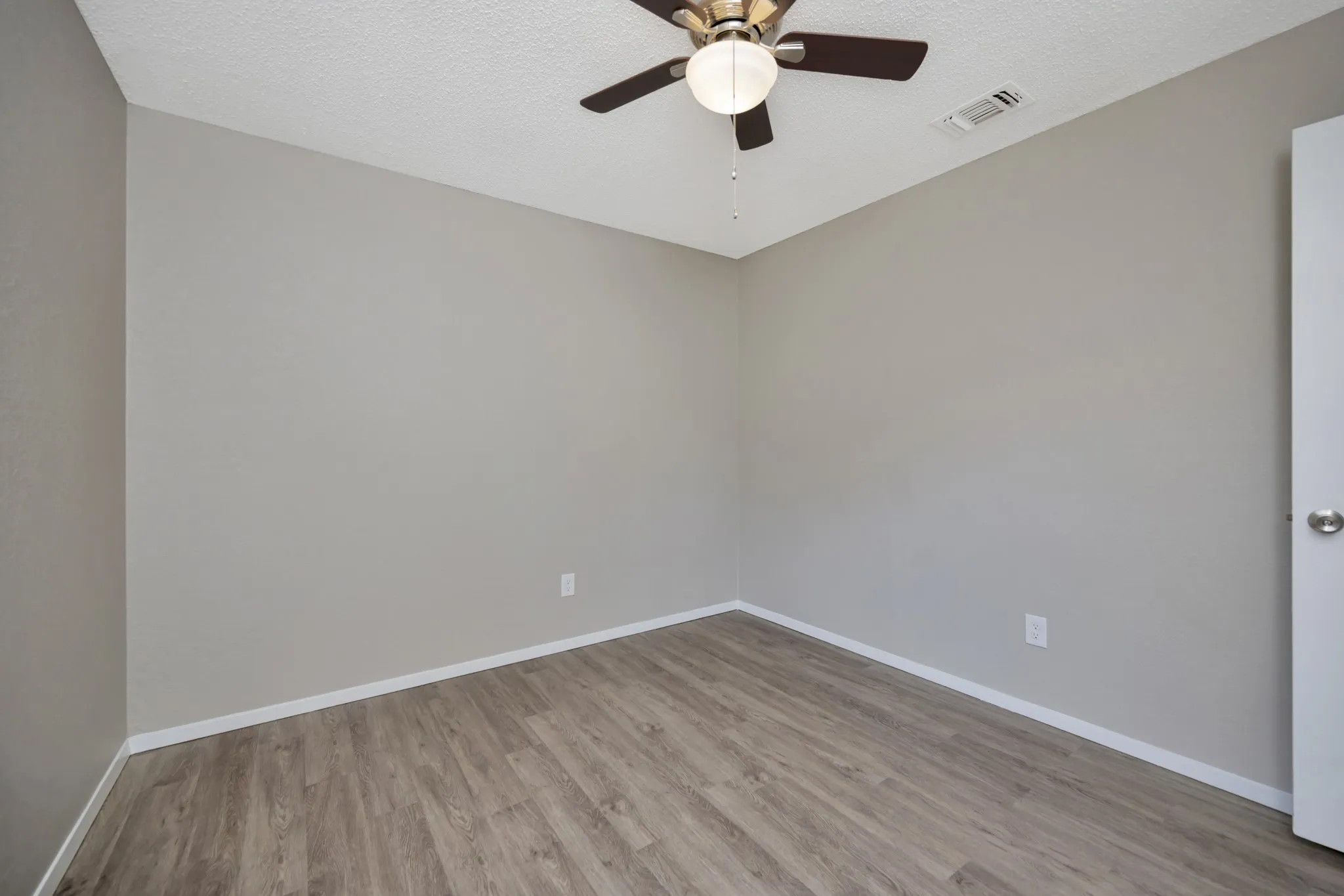 Single Family Residence For Sale in Tarrant County , 4210 Meadow Park Drive, Arlington, Texas 76017, 2 Bedroom, 2 Bathroom, 2 Garage spaces, 1,227 Sqft, built in 1984, mls#21376430, Real Estate Agent in Arlington, Homes For Sale in Tarrant county, Homes For Sale in Arlington, Realtor in Arlington Texas, Real Estate Brokerage Independent Realty Texas, Luminita Cordes Realtor