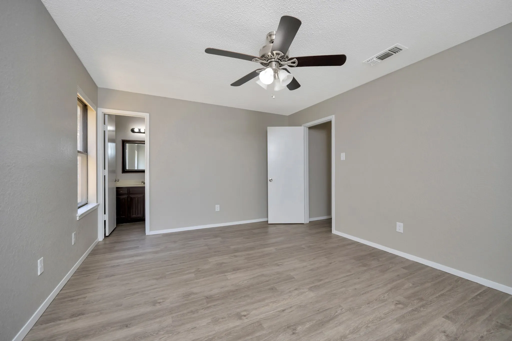 Single Family Residence For Sale in Tarrant County , 4210 Meadow Park Drive, Arlington, Texas 76017, 2 Bedroom, 2 Bathroom, 2 Garage spaces, 1,227 Sqft, built in 1984, mls#21376430, Real Estate Agent in Arlington, Homes For Sale in Tarrant county, Homes For Sale in Arlington, Realtor in Arlington Texas, Real Estate Brokerage Independent Realty Texas, Luminita Cordes Realtor