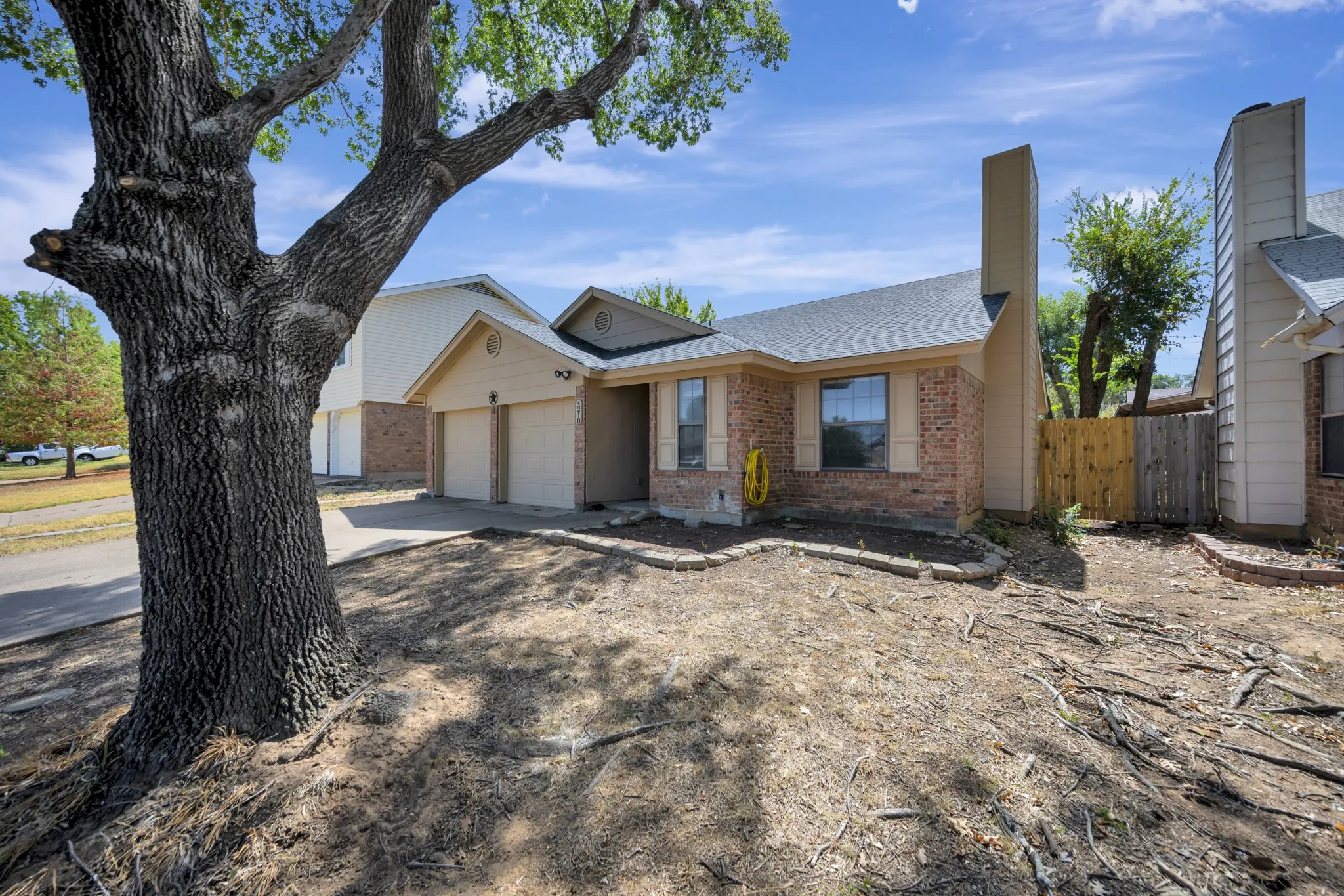 Single Family Residence For Sale in Tarrant County , 4210 Meadow Park Drive, Arlington, Texas 76017, 2 Bedroom, 2 Bathroom, 2 Garage spaces, 1,227 Sqft, built in 1984, mls#21376430, Real Estate Agent in Arlington, Homes For Sale in Tarrant county, Homes For Sale in Arlington, Realtor in Arlington Texas, Real Estate Brokerage Independent Realty Texas, Luminita Cordes Realtor