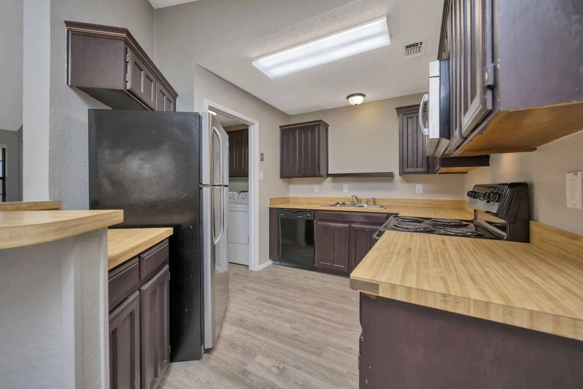 Single Family Residence For Sale in Tarrant County , 4210 Meadow Park Drive, Arlington, Texas 76017, 2 Bedroom, 2 Bathroom, 2 Garage spaces, 1,227 Sqft, built in 1984, mls#21376430, Real Estate Agent in Arlington, Homes For Sale in Tarrant county, Homes For Sale in Arlington, Realtor in Arlington Texas, Real Estate Brokerage Independent Realty Texas, Luminita Cordes Realtor
