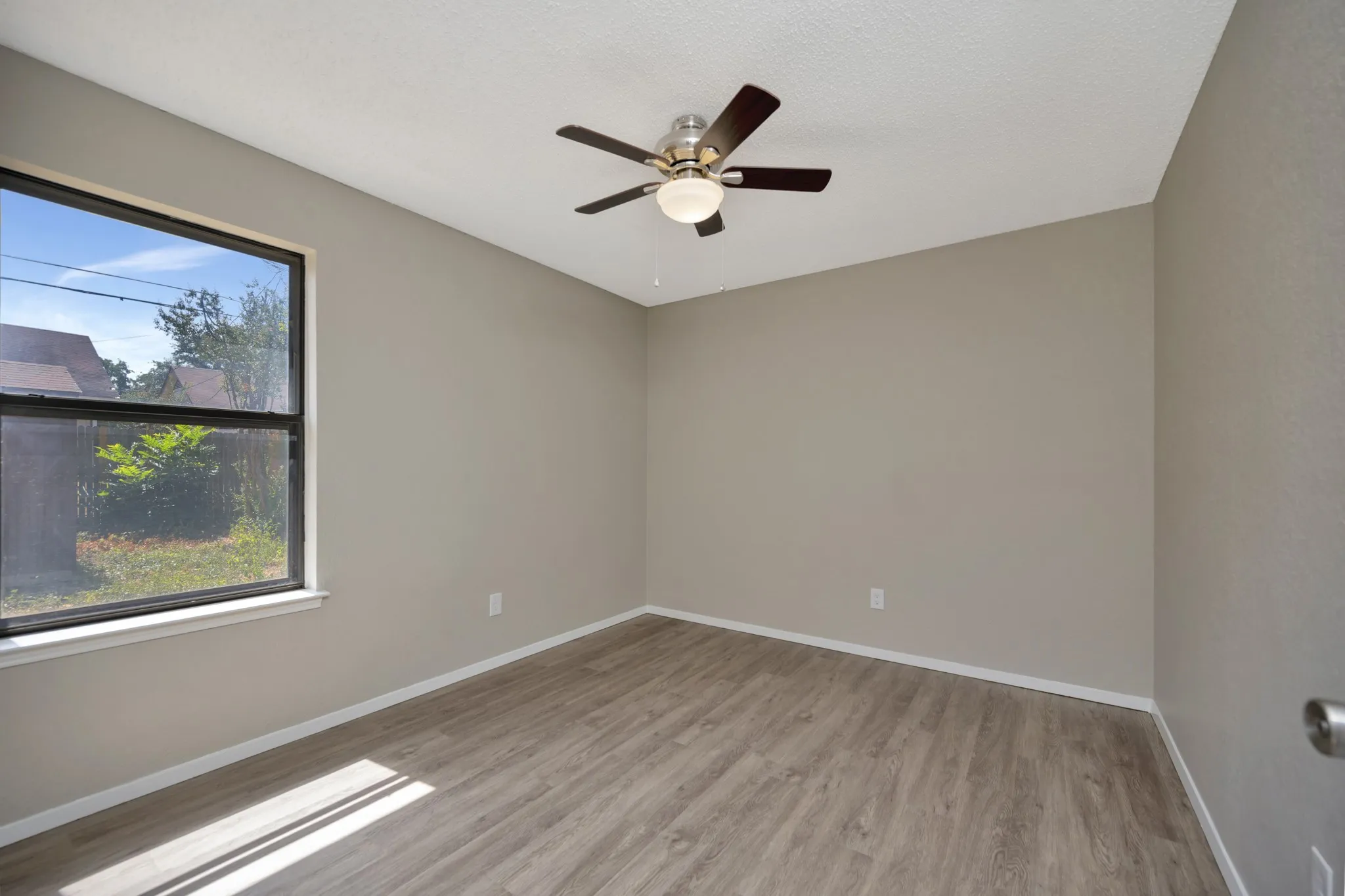 Single Family Residence For Sale in Tarrant County , 4210 Meadow Park Drive, Arlington, Texas 76017, 2 Bedroom, 2 Bathroom, 2 Garage spaces, 1,227 Sqft, built in 1984, mls#21376430, Real Estate Agent in Arlington, Homes For Sale in Tarrant county, Homes For Sale in Arlington, Realtor in Arlington Texas, Real Estate Brokerage Independent Realty Texas, Luminita Cordes Realtor