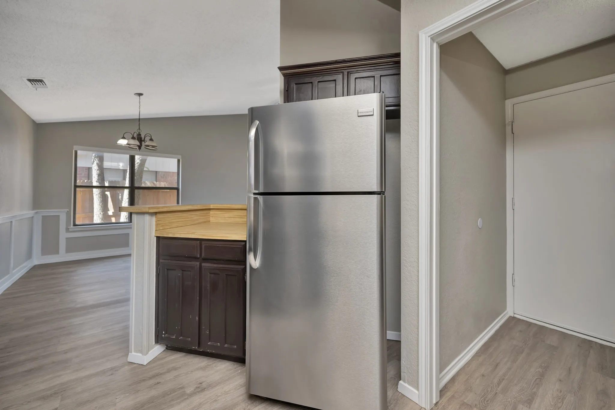 Single Family Residence For Sale in Tarrant County , 4210 Meadow Park Drive, Arlington, Texas 76017, 2 Bedroom, 2 Bathroom, 2 Garage spaces, 1,227 Sqft, built in 1984, mls#21376430, Real Estate Agent in Arlington, Homes For Sale in Tarrant county, Homes For Sale in Arlington, Realtor in Arlington Texas, Real Estate Brokerage Independent Realty Texas, Luminita Cordes Realtor