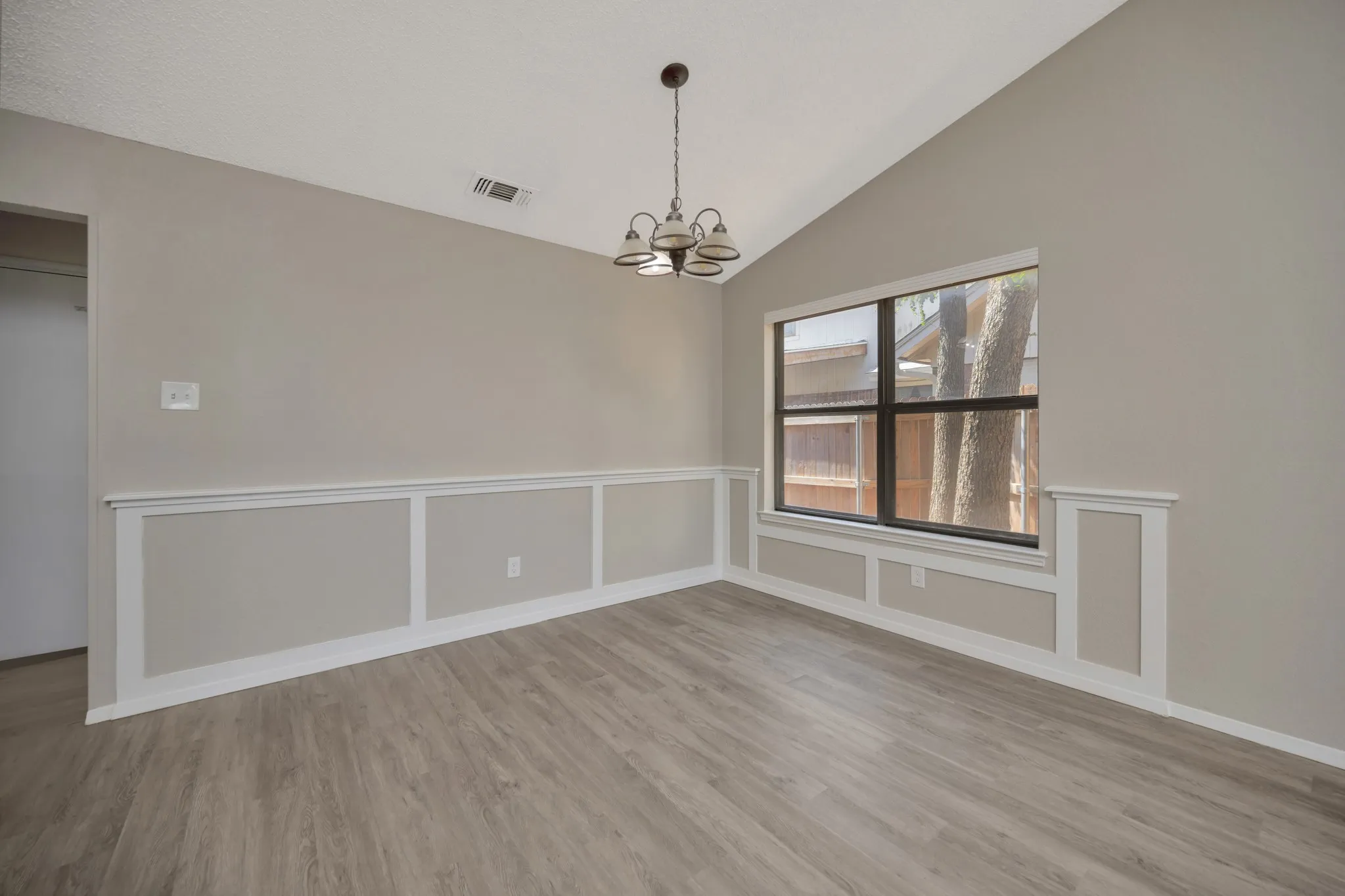 Single Family Residence For Sale in Tarrant County , 4210 Meadow Park Drive, Arlington, Texas 76017, 2 Bedroom, 2 Bathroom, 2 Garage spaces, 1,227 Sqft, built in 1984, mls#21376430, Real Estate Agent in Arlington, Homes For Sale in Tarrant county, Homes For Sale in Arlington, Realtor in Arlington Texas, Real Estate Brokerage Independent Realty Texas, Luminita Cordes Realtor