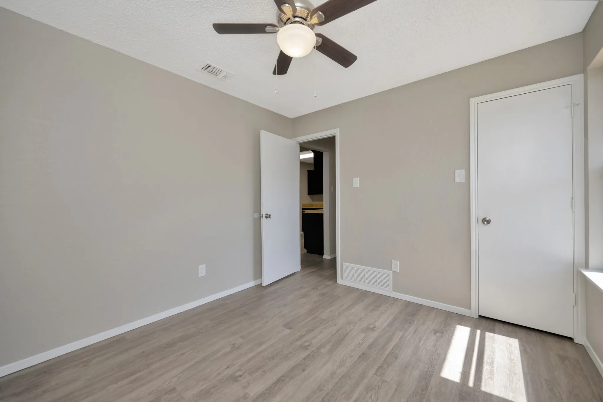 Single Family Residence For Sale in Tarrant County , 4210 Meadow Park Drive, Arlington, Texas 76017, 2 Bedroom, 2 Bathroom, 2 Garage spaces, 1,227 Sqft, built in 1984, mls#21376430, Real Estate Agent in Arlington, Homes For Sale in Tarrant county, Homes For Sale in Arlington, Realtor in Arlington Texas, Real Estate Brokerage Independent Realty Texas, Luminita Cordes Realtor
