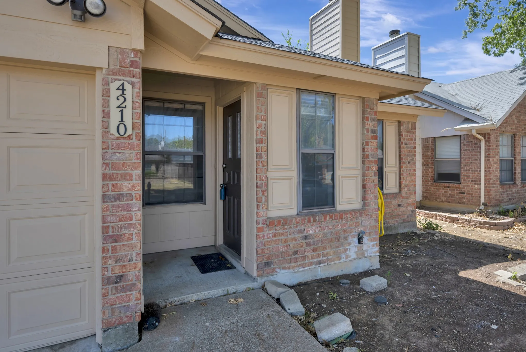 Single Family Residence For Sale in Tarrant County , 4210 Meadow Park Drive, Arlington, Texas 76017, 2 Bedroom, 2 Bathroom, 2 Garage spaces, 1,227 Sqft, built in 1984, mls#21376430, Real Estate Agent in Arlington, Homes For Sale in Tarrant county, Homes For Sale in Arlington, Realtor in Arlington Texas, Real Estate Brokerage Independent Realty Texas, Luminita Cordes Realtor