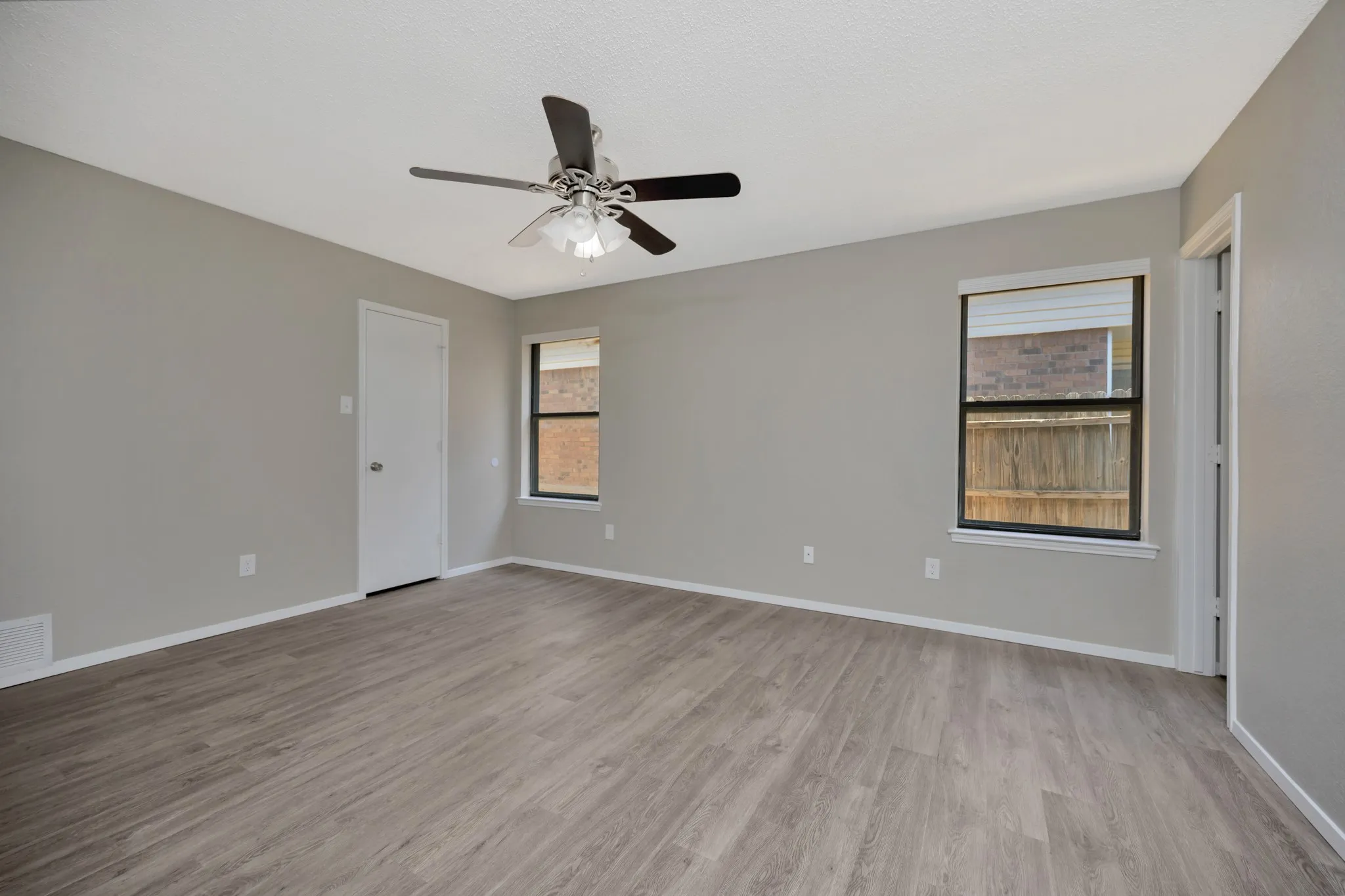 Single Family Residence For Sale in Tarrant County , 4210 Meadow Park Drive, Arlington, Texas 76017, 2 Bedroom, 2 Bathroom, 2 Garage spaces, 1,227 Sqft, built in 1984, mls#21376430, Real Estate Agent in Arlington, Homes For Sale in Tarrant county, Homes For Sale in Arlington, Realtor in Arlington Texas, Real Estate Brokerage Independent Realty Texas, Luminita Cordes Realtor