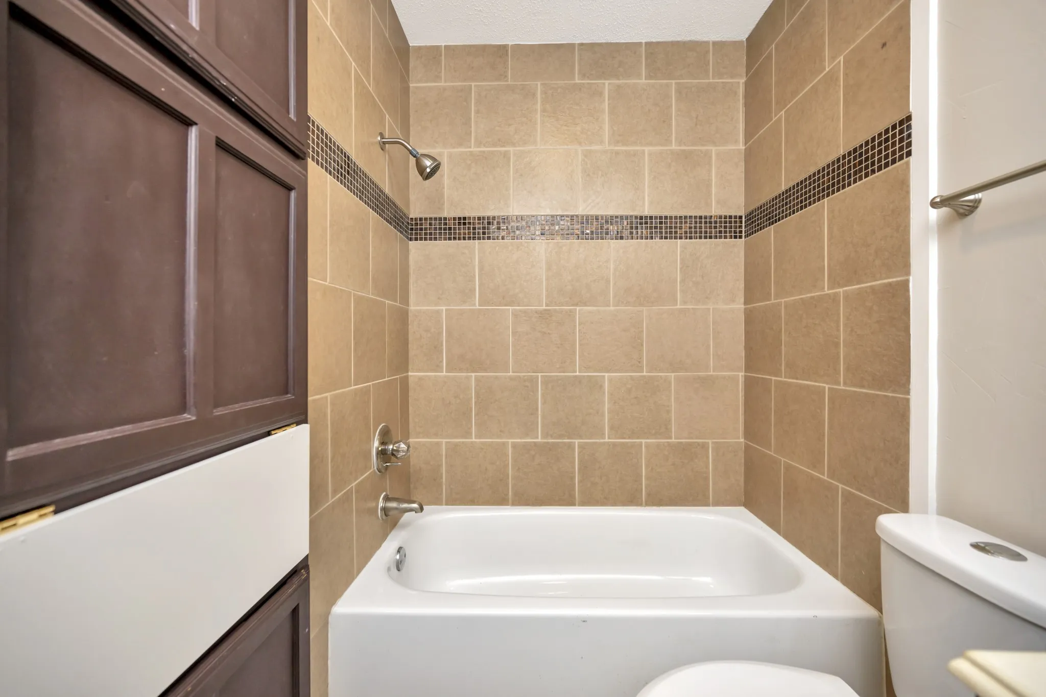 Single Family Residence For Sale in Tarrant County , 4210 Meadow Park Drive, Arlington, Texas 76017, 2 Bedroom, 2 Bathroom, 2 Garage spaces, 1,227 Sqft, built in 1984, mls#21376430, Real Estate Agent in Arlington, Homes For Sale in Tarrant county, Homes For Sale in Arlington, Realtor in Arlington Texas, Real Estate Brokerage Independent Realty Texas, Luminita Cordes Realtor