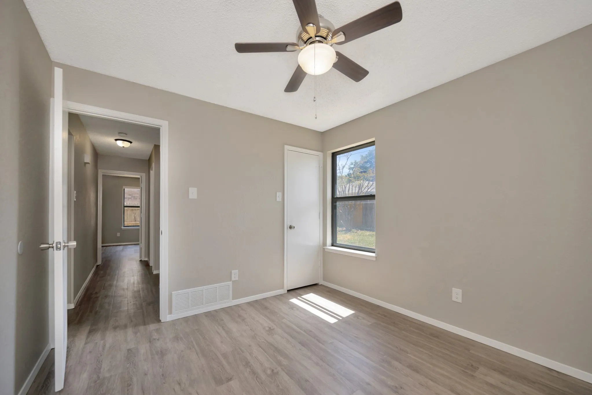 Single Family Residence For Sale in Tarrant County , 4210 Meadow Park Drive, Arlington, Texas 76017, 2 Bedroom, 2 Bathroom, 2 Garage spaces, 1,227 Sqft, built in 1984, mls#21376430, Real Estate Agent in Arlington, Homes For Sale in Tarrant county, Homes For Sale in Arlington, Realtor in Arlington Texas, Real Estate Brokerage Independent Realty Texas, Luminita Cordes Realtor