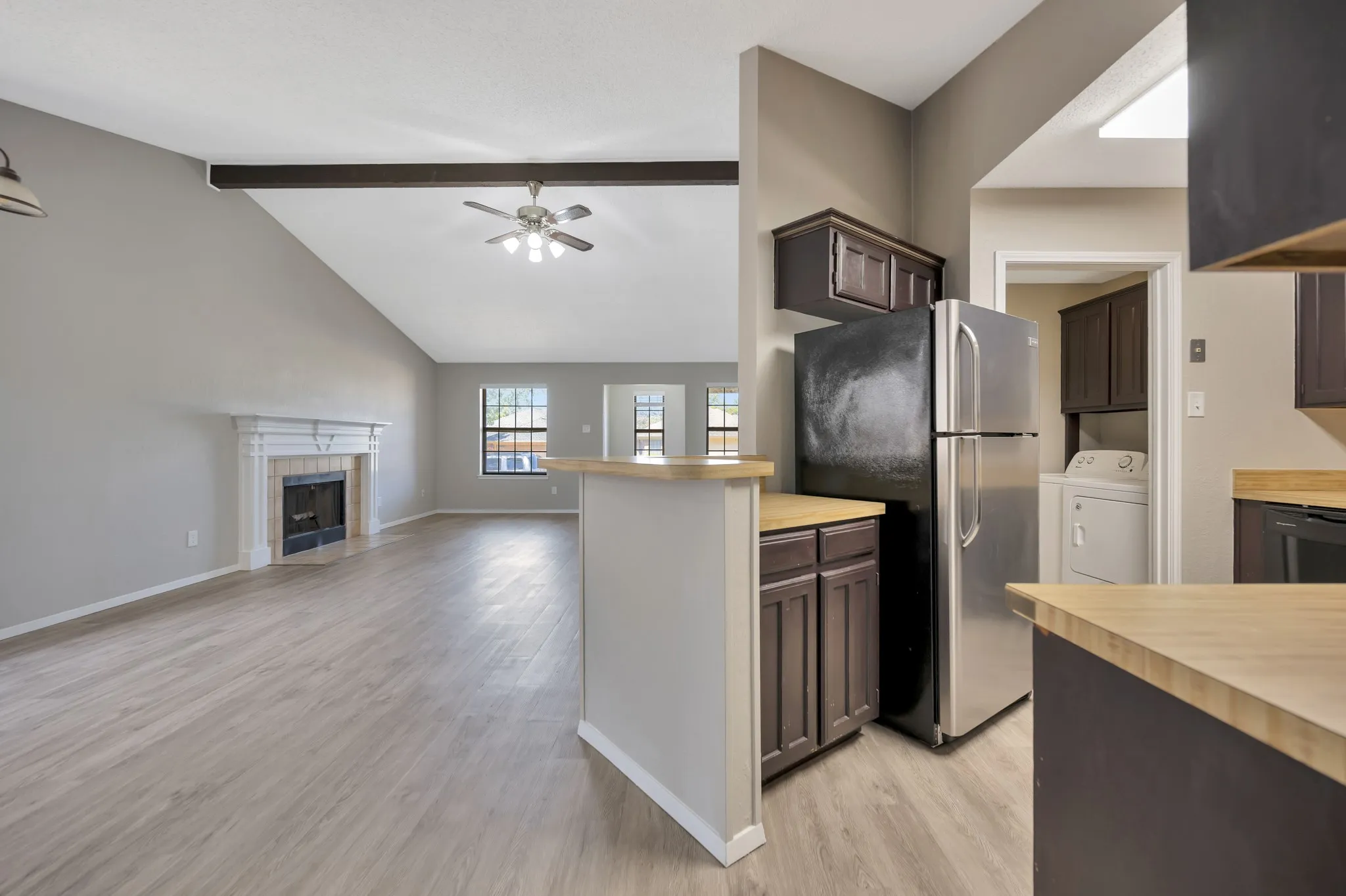 Single Family Residence For Sale in Tarrant County , 4210 Meadow Park Drive, Arlington, Texas 76017, 2 Bedroom, 2 Bathroom, 2 Garage spaces, 1,227 Sqft, built in 1984, mls#21376430, Real Estate Agent in Arlington, Homes For Sale in Tarrant county, Homes For Sale in Arlington, Realtor in Arlington Texas, Real Estate Brokerage Independent Realty Texas, Luminita Cordes Realtor