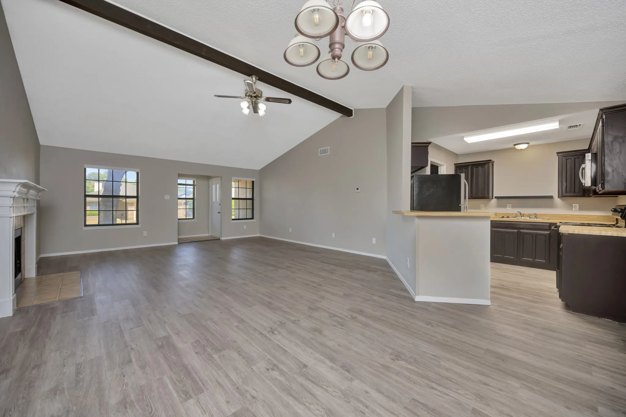 Single Family Residence For Sale in Tarrant County , 4210 Meadow Park Drive, Arlington, Texas 76017, 2 Bedroom, 2 Bathroom, 2 Garage spaces, 1,227 Sqft, built in 1984, mls#21376430, Real Estate Agent in Arlington, Homes For Sale in Tarrant county, Homes For Sale in Arlington, Realtor in Arlington Texas, Real Estate Brokerage Independent Realty Texas, Luminita Cordes Realtor