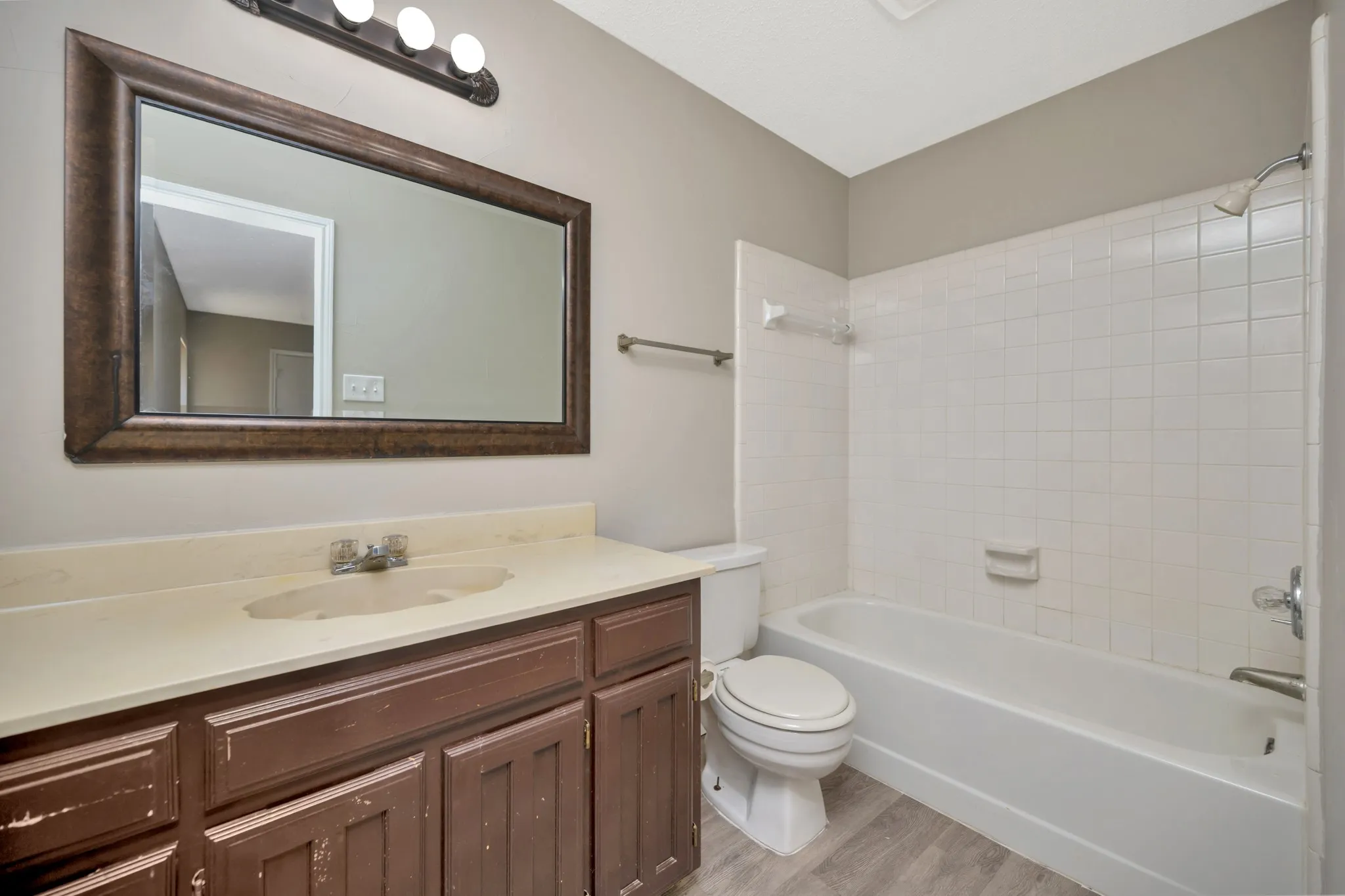 Single Family Residence For Sale in Tarrant County , 4210 Meadow Park Drive, Arlington, Texas 76017, 2 Bedroom, 2 Bathroom, 2 Garage spaces, 1,227 Sqft, built in 1984, mls#21376430, Real Estate Agent in Arlington, Homes For Sale in Tarrant county, Homes For Sale in Arlington, Realtor in Arlington Texas, Real Estate Brokerage Independent Realty Texas, Luminita Cordes Realtor