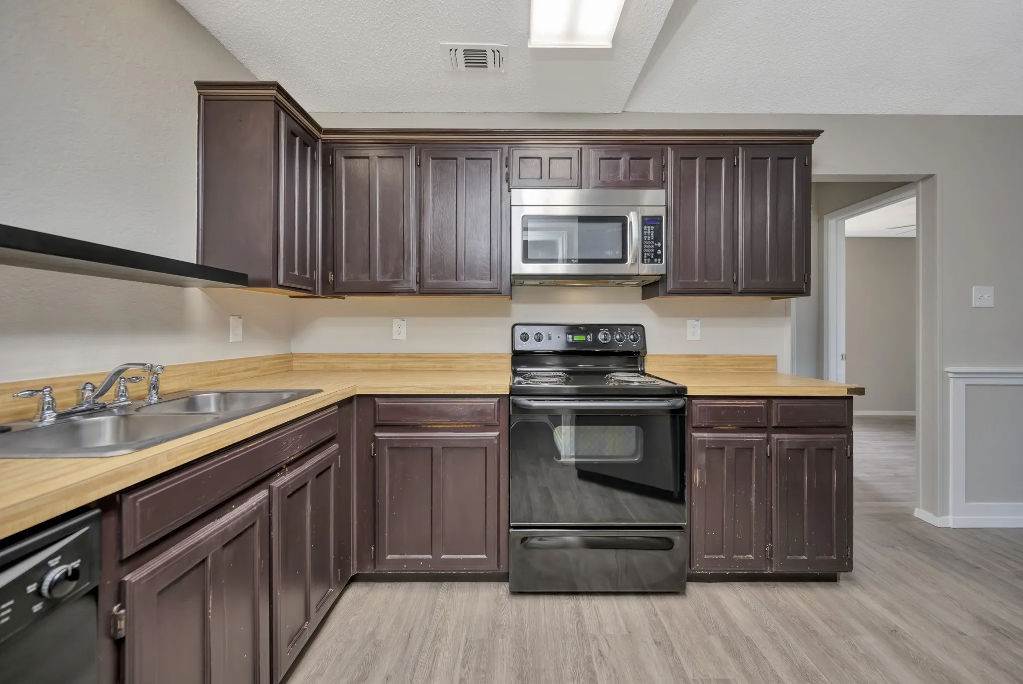 Single Family Residence For Sale in Tarrant County , 4210 Meadow Park Drive, Arlington, Texas 76017, 2 Bedroom, 2 Bathroom, 2 Garage spaces, 1,227 Sqft, built in 1984, mls#21376430, Real Estate Agent in Arlington, Homes For Sale in Tarrant county, Homes For Sale in Arlington, Realtor in Arlington Texas, Real Estate Brokerage Independent Realty Texas, Luminita Cordes Realtor