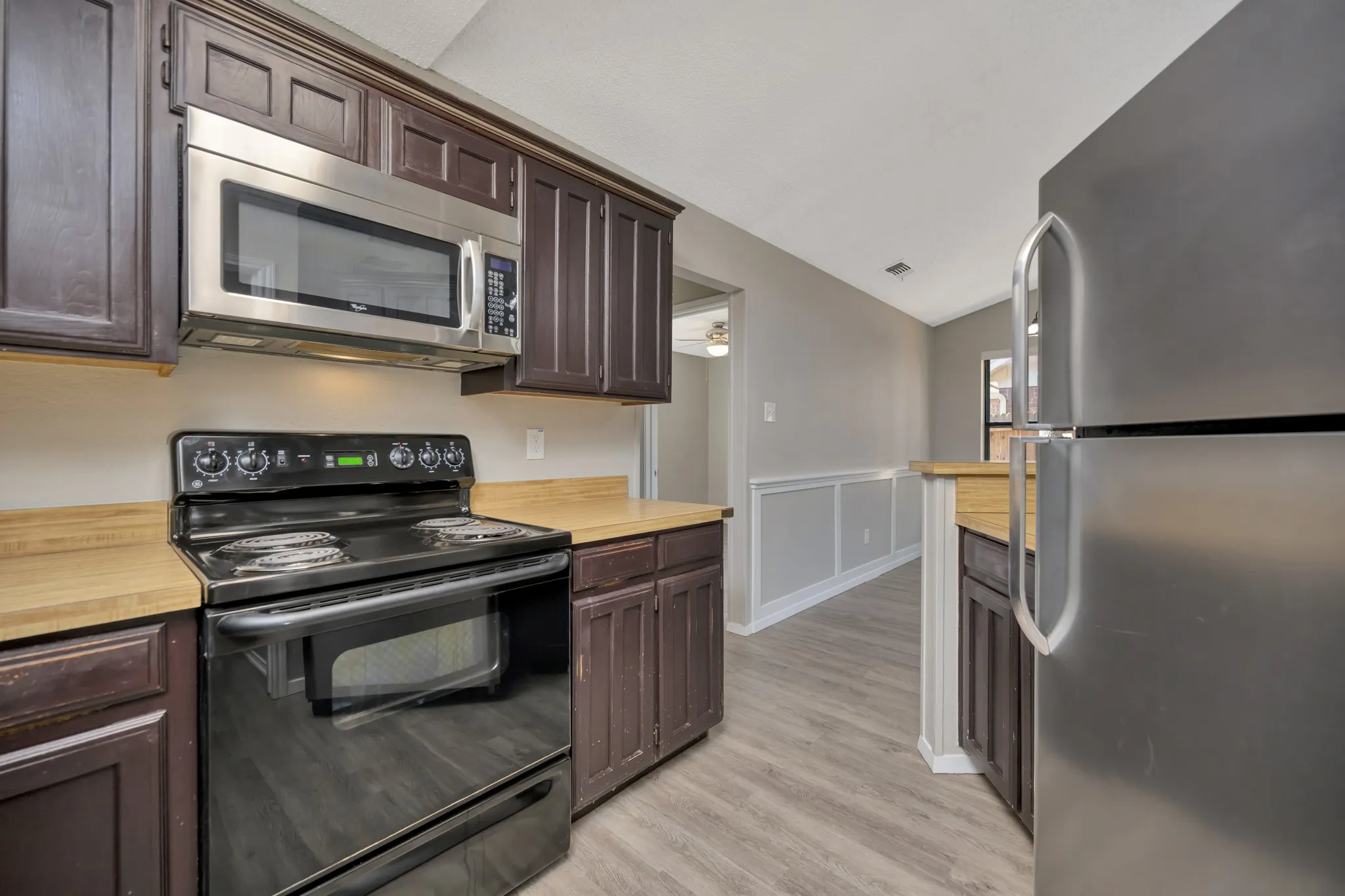 Single Family Residence For Sale in Tarrant County , 4210 Meadow Park Drive, Arlington, Texas 76017, 2 Bedroom, 2 Bathroom, 2 Garage spaces, 1,227 Sqft, built in 1984, mls#21376430, Real Estate Agent in Arlington, Homes For Sale in Tarrant county, Homes For Sale in Arlington, Realtor in Arlington Texas, Real Estate Brokerage Independent Realty Texas, Luminita Cordes Realtor