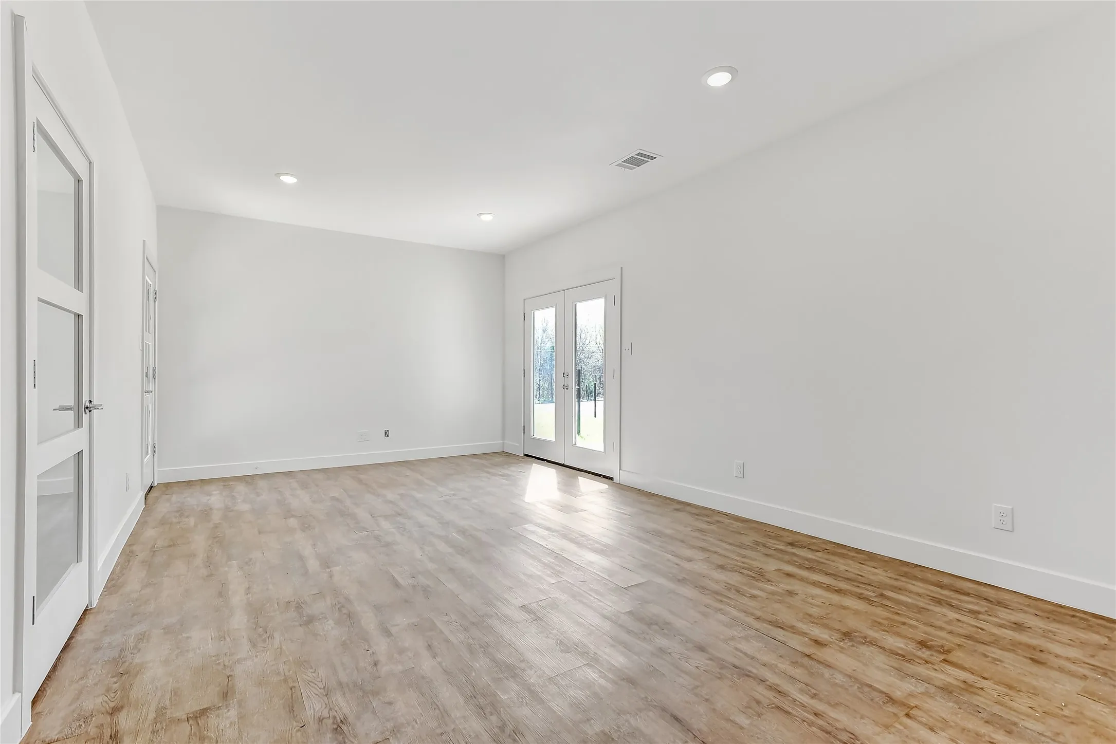 Apartment For Rent in Grayson County , 3260 W Crawford Street 502, Denison, Texas 75020, 3 Bedroom, 3 Bathroom, 2 Garage spaces, 1,401 Sqft, built in 2021, mls#21389707, Real Estate Agent in Denison, Homes For Rent in Grayson county, Homes For Rent in Denison, Realtor in Denison Texas, Real Estate Brokerage Independent Realty Texas, Luminita Cordes Realtor