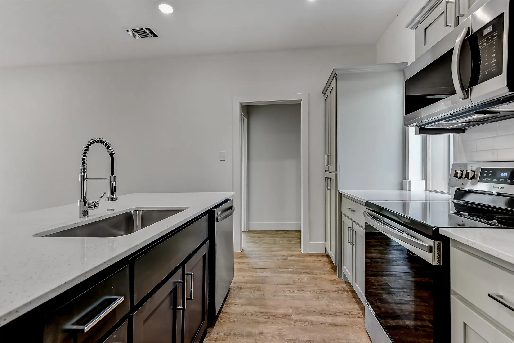 Apartment For Rent in Grayson County , 3260 W Crawford Street 502, Denison, Texas 75020, 3 Bedroom, 3 Bathroom, 2 Garage spaces, 1,401 Sqft, built in 2021, mls#21389707, Real Estate Agent in Denison, Homes For Rent in Grayson county, Homes For Rent in Denison, Realtor in Denison Texas, Real Estate Brokerage Independent Realty Texas, Luminita Cordes Realtor
