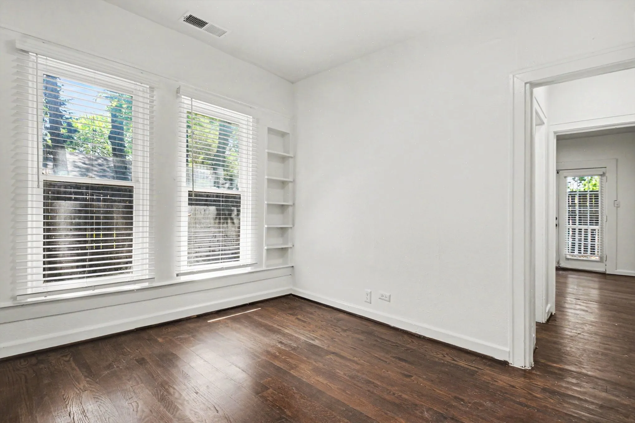 Duplex For Rent in Dallas County , 915 Annex Avenue, Dallas, Texas 75204, 1 Bedroom, 1 Bathroom, Garage spaces, 795 Sqft, built in 1914, mls#21389704, Real Estate Agent in Dallas, Homes For Rent in Dallas county, Homes For Rent in Dallas, Realtor in Dallas Texas, Real Estate Brokerage Independent Realty Texas, Luminita Cordes Realtor