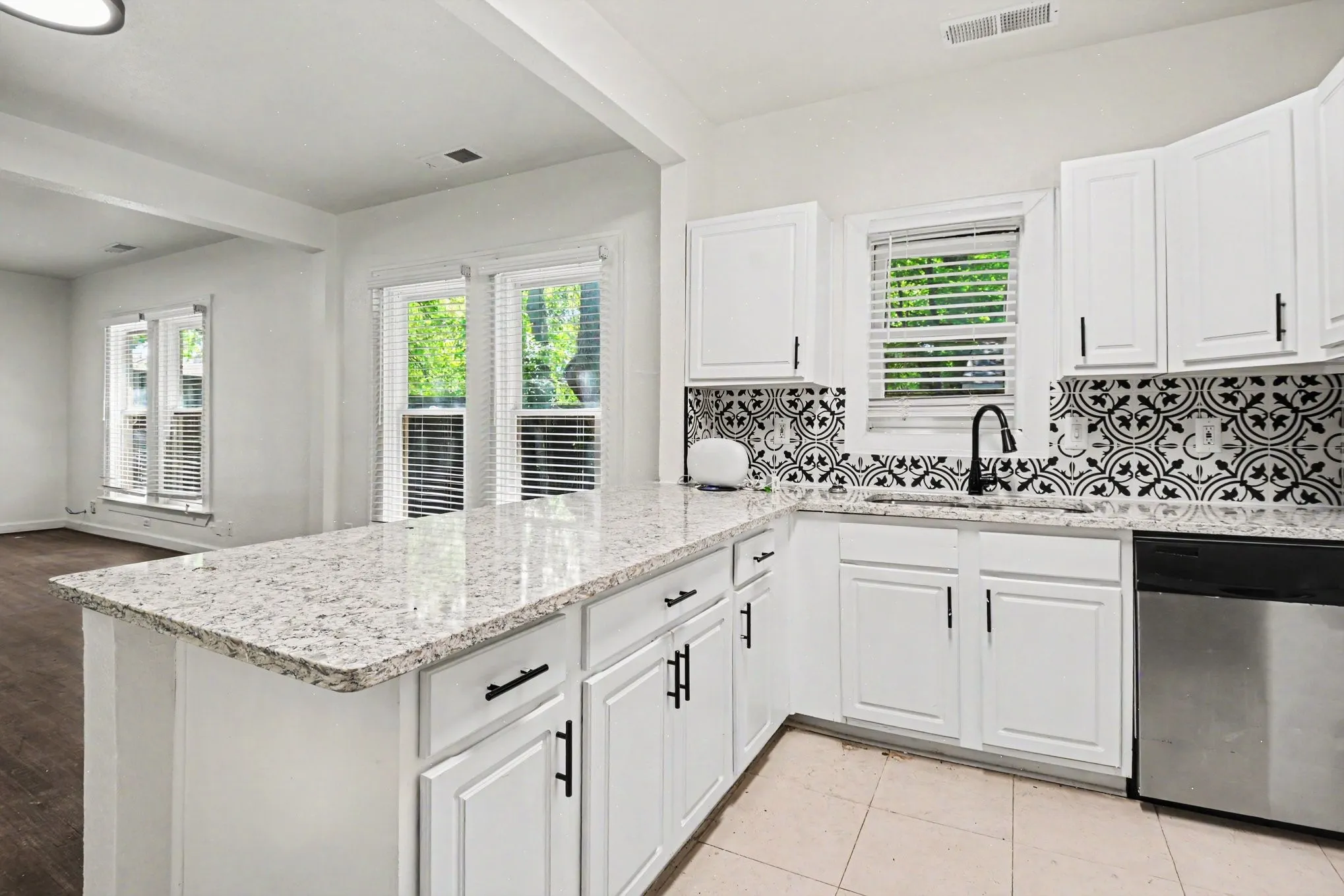 Duplex For Rent in Dallas County , 915 Annex Avenue, Dallas, Texas 75204, 1 Bedroom, 1 Bathroom, Garage spaces, 795 Sqft, built in 1914, mls#21389704, Real Estate Agent in Dallas, Homes For Rent in Dallas county, Homes For Rent in Dallas, Realtor in Dallas Texas, Real Estate Brokerage Independent Realty Texas, Luminita Cordes Realtor