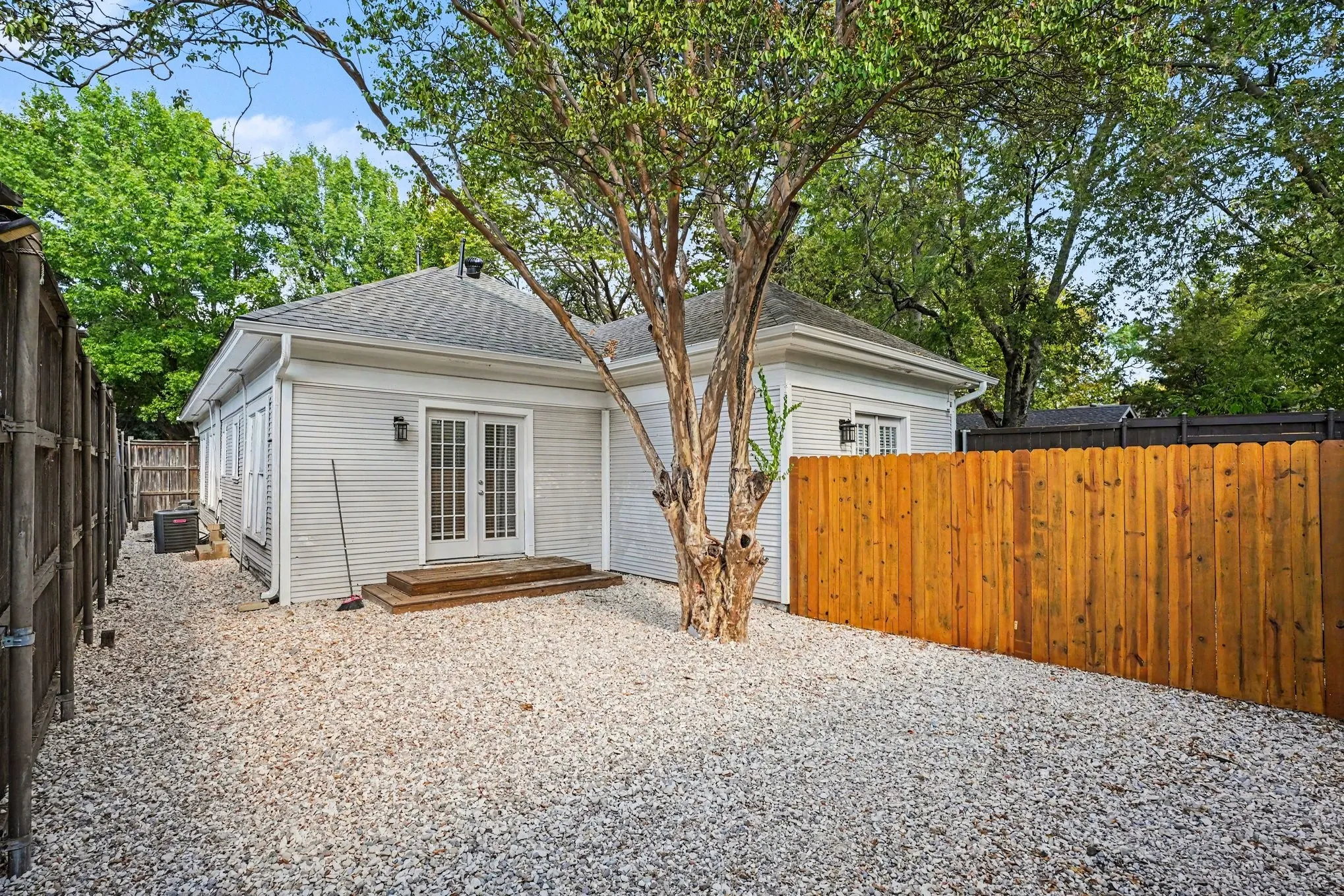 Duplex For Rent in Dallas County , 915 Annex Avenue, Dallas, Texas 75204, 1 Bedroom, 1 Bathroom, Garage spaces, 795 Sqft, built in 1914, mls#21389704, Real Estate Agent in Dallas, Homes For Rent in Dallas county, Homes For Rent in Dallas, Realtor in Dallas Texas, Real Estate Brokerage Independent Realty Texas, Luminita Cordes Realtor