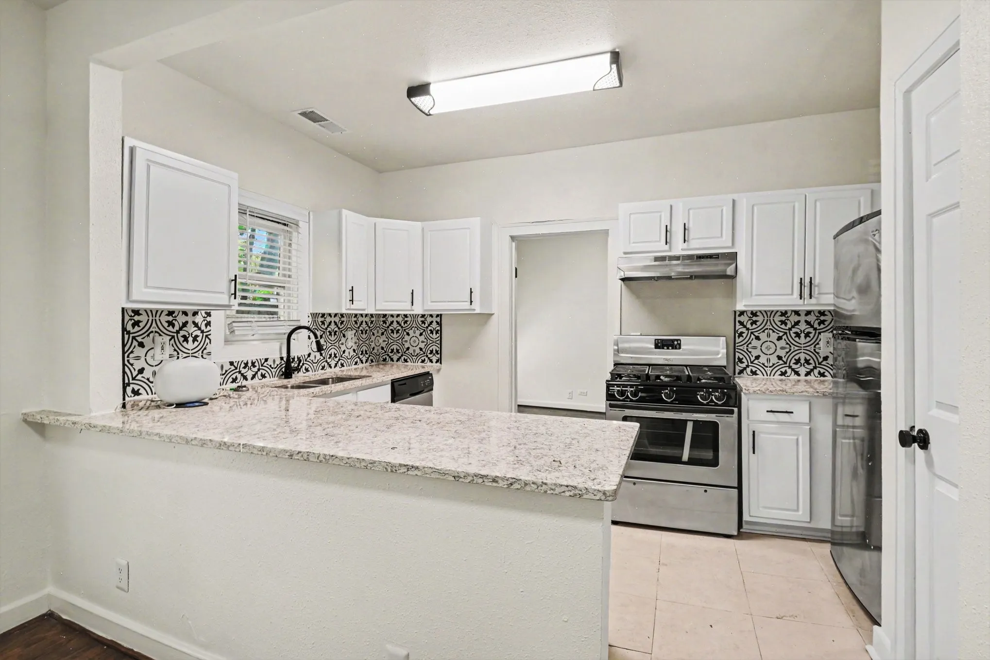 Duplex For Rent in Dallas County , 915 Annex Avenue, Dallas, Texas 75204, 1 Bedroom, 1 Bathroom, Garage spaces, 795 Sqft, built in 1914, mls#21389704, Real Estate Agent in Dallas, Homes For Rent in Dallas county, Homes For Rent in Dallas, Realtor in Dallas Texas, Real Estate Brokerage Independent Realty Texas, Luminita Cordes Realtor