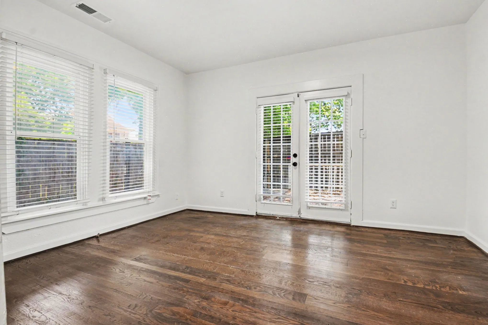 Duplex For Rent in Dallas County , 915 Annex Avenue, Dallas, Texas 75204, 1 Bedroom, 1 Bathroom, Garage spaces, 795 Sqft, built in 1914, mls#21389704, Real Estate Agent in Dallas, Homes For Rent in Dallas county, Homes For Rent in Dallas, Realtor in Dallas Texas, Real Estate Brokerage Independent Realty Texas, Luminita Cordes Realtor