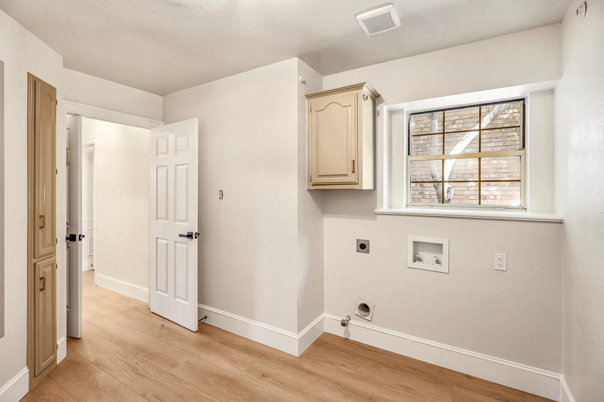 Single Family Residence For Rent in Dallas County , 2912 Bluffview Drive, Garland, Texas 75043, 3 Bedroom, 3 Bathroom, 2 Garage spaces, 2,552 Sqft, built in 1987, mls#21389133, Real Estate Agent in Garland, Homes For Rent in Dallas county, Homes For Rent in Garland, Realtor in Garland Texas, Real Estate Brokerage Independent Realty Texas, Luminita Cordes Realtor