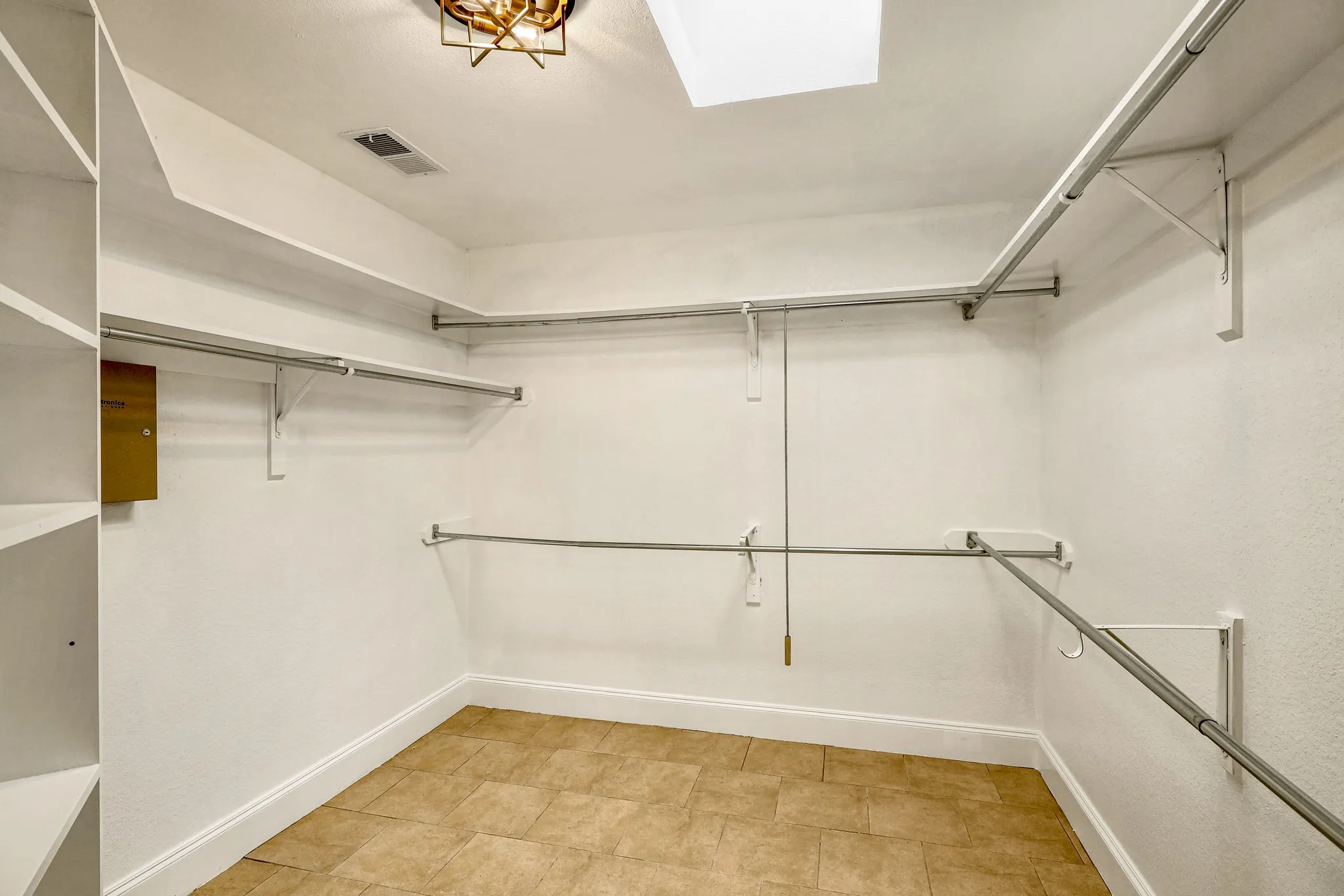 Single Family Residence For Rent in Dallas County , 2912 Bluffview Drive, Garland, Texas 75043, 3 Bedroom, 3 Bathroom, 2 Garage spaces, 2,552 Sqft, built in 1987, mls#21389133, Real Estate Agent in Garland, Homes For Rent in Dallas county, Homes For Rent in Garland, Realtor in Garland Texas, Real Estate Brokerage Independent Realty Texas, Luminita Cordes Realtor
