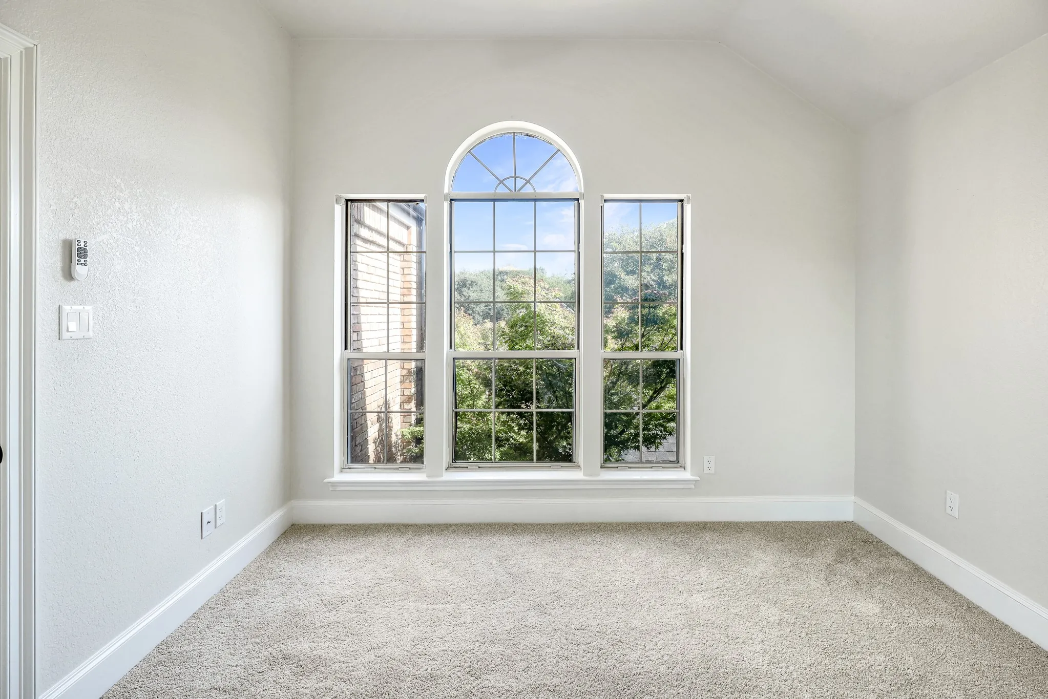 Single Family Residence For Rent in Dallas County , 2912 Bluffview Drive, Garland, Texas 75043, 3 Bedroom, 3 Bathroom, 2 Garage spaces, 2,552 Sqft, built in 1987, mls#21389133, Real Estate Agent in Garland, Homes For Rent in Dallas county, Homes For Rent in Garland, Realtor in Garland Texas, Real Estate Brokerage Independent Realty Texas, Luminita Cordes Realtor