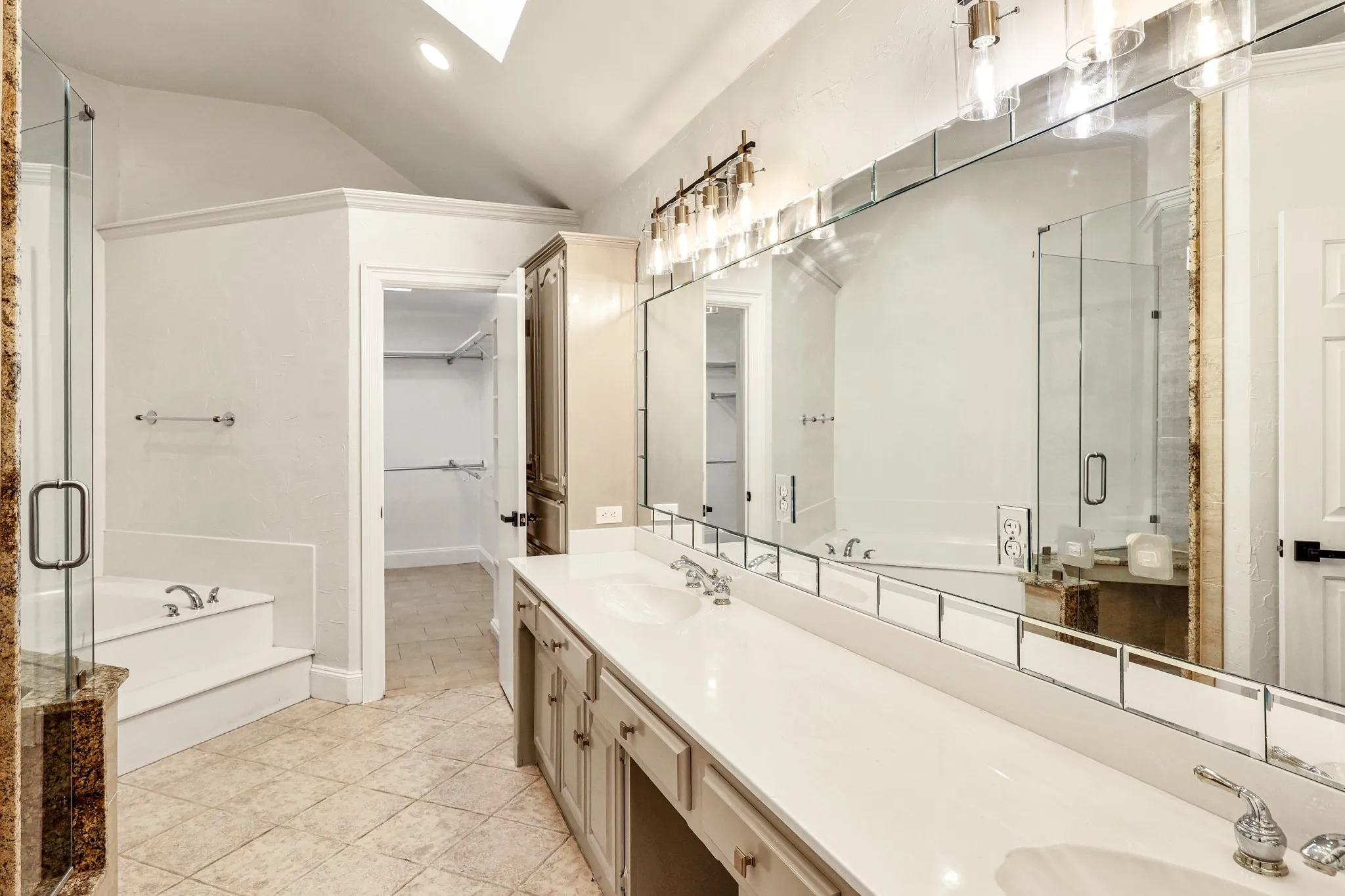Single Family Residence For Rent in Dallas County , 2912 Bluffview Drive, Garland, Texas 75043, 3 Bedroom, 3 Bathroom, 2 Garage spaces, 2,552 Sqft, built in 1987, mls#21389133, Real Estate Agent in Garland, Homes For Rent in Dallas county, Homes For Rent in Garland, Realtor in Garland Texas, Real Estate Brokerage Independent Realty Texas, Luminita Cordes Realtor