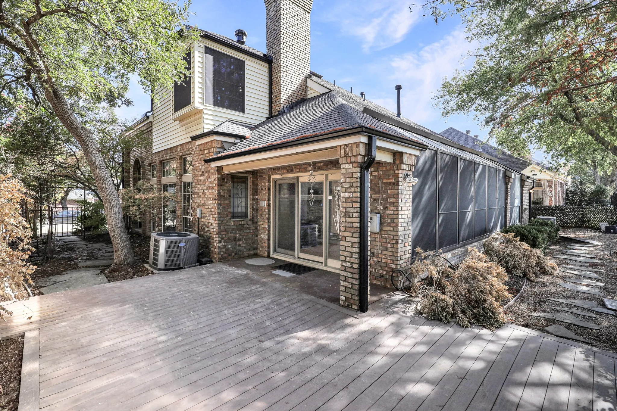 Single Family Residence For Rent in Dallas County , 2912 Bluffview Drive, Garland, Texas 75043, 3 Bedroom, 3 Bathroom, 2 Garage spaces, 2,552 Sqft, built in 1987, mls#21389133, Real Estate Agent in Garland, Homes For Rent in Dallas county, Homes For Rent in Garland, Realtor in Garland Texas, Real Estate Brokerage Independent Realty Texas, Luminita Cordes Realtor