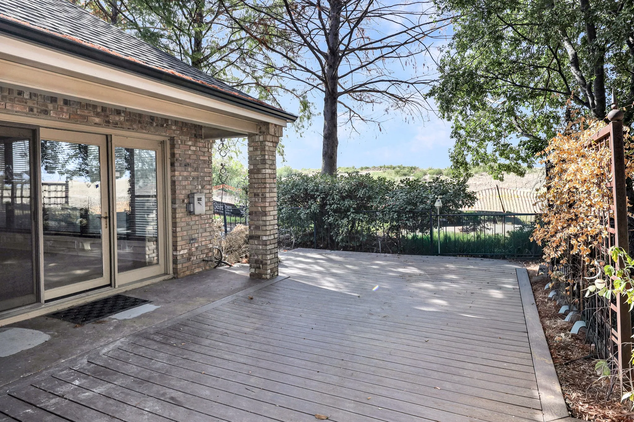 Single Family Residence For Rent in Dallas County , 2912 Bluffview Drive, Garland, Texas 75043, 3 Bedroom, 3 Bathroom, 2 Garage spaces, 2,552 Sqft, built in 1987, mls#21389133, Real Estate Agent in Garland, Homes For Rent in Dallas county, Homes For Rent in Garland, Realtor in Garland Texas, Real Estate Brokerage Independent Realty Texas, Luminita Cordes Realtor
