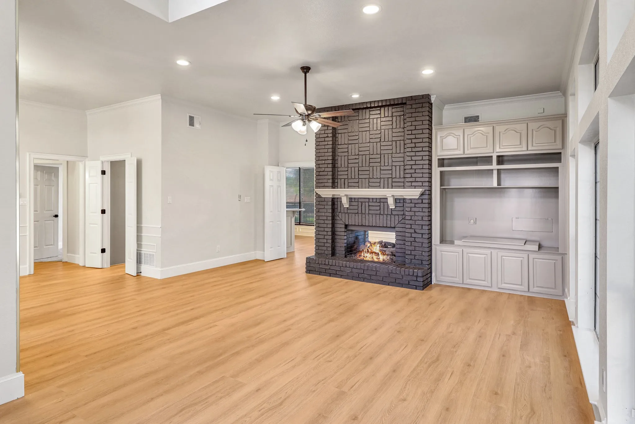 Single Family Residence For Rent in Dallas County , 2912 Bluffview Drive, Garland, Texas 75043, 3 Bedroom, 3 Bathroom, 2 Garage spaces, 2,552 Sqft, built in 1987, mls#21389133, Real Estate Agent in Garland, Homes For Rent in Dallas county, Homes For Rent in Garland, Realtor in Garland Texas, Real Estate Brokerage Independent Realty Texas, Luminita Cordes Realtor