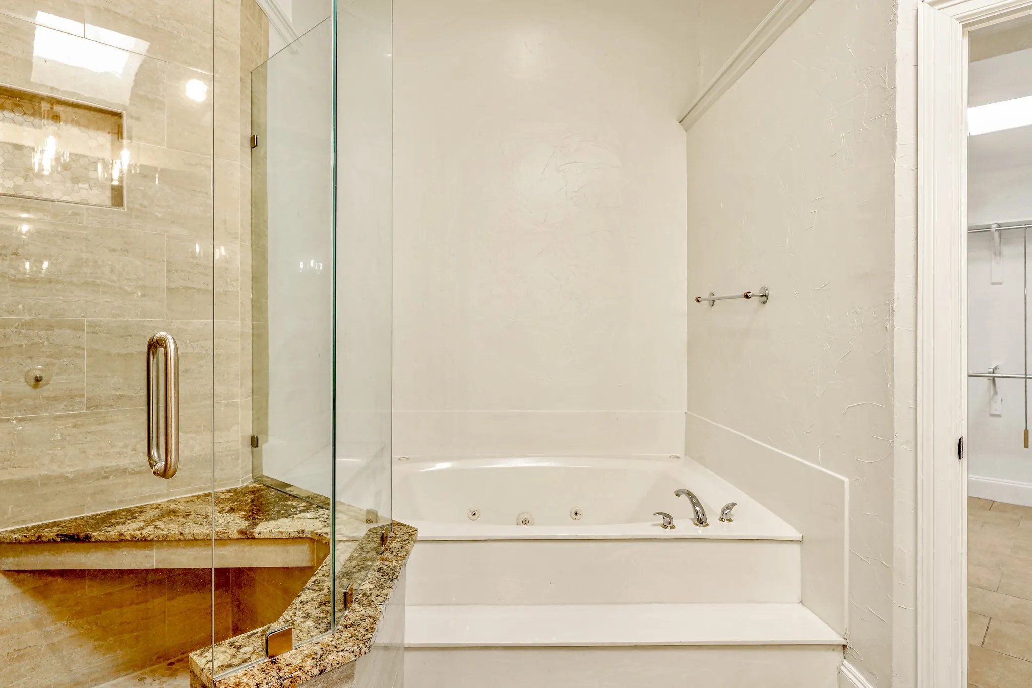 Single Family Residence For Rent in Dallas County , 2912 Bluffview Drive, Garland, Texas 75043, 3 Bedroom, 3 Bathroom, 2 Garage spaces, 2,552 Sqft, built in 1987, mls#21389133, Real Estate Agent in Garland, Homes For Rent in Dallas county, Homes For Rent in Garland, Realtor in Garland Texas, Real Estate Brokerage Independent Realty Texas, Luminita Cordes Realtor