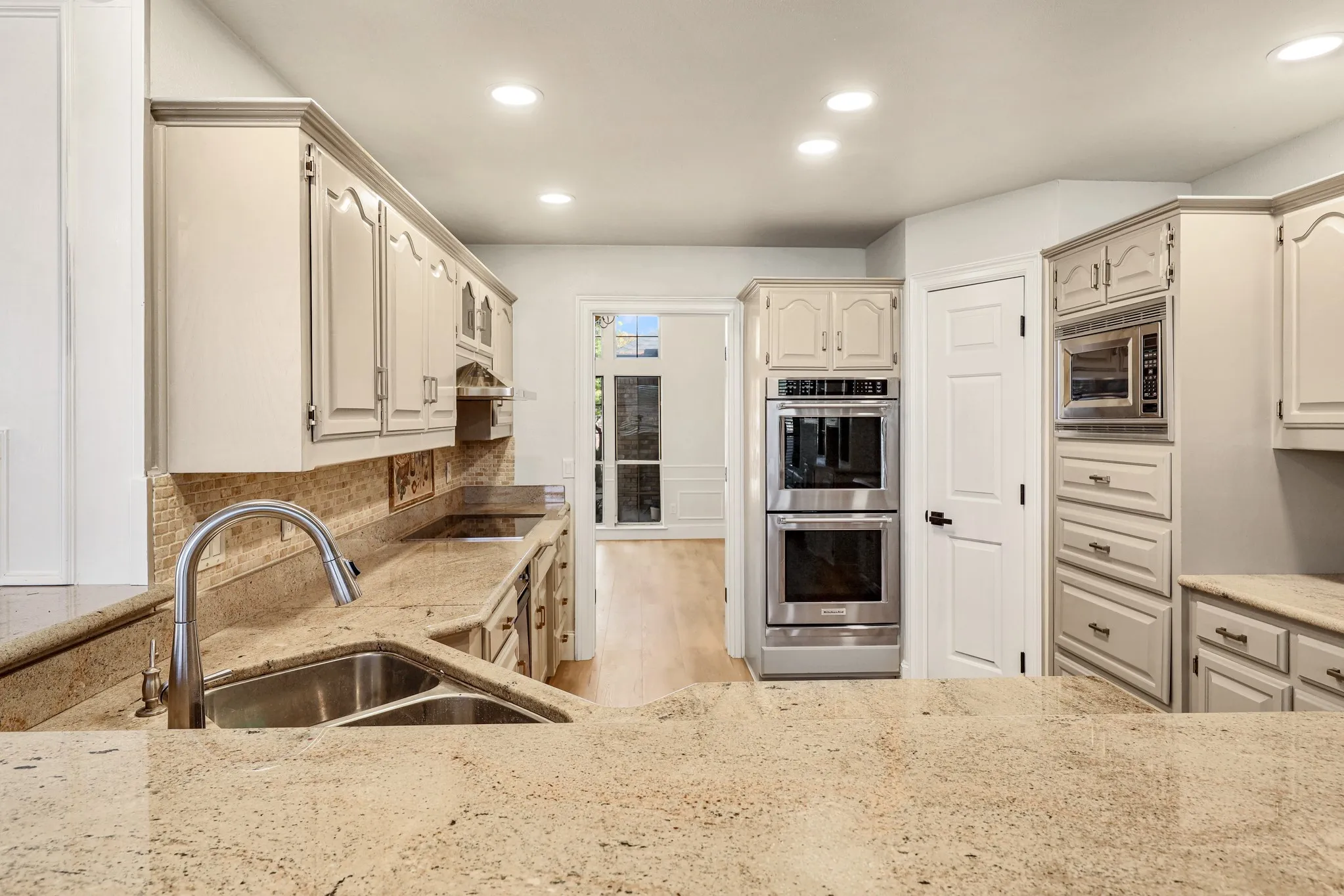 Single Family Residence For Rent in Dallas County , 2912 Bluffview Drive, Garland, Texas 75043, 3 Bedroom, 3 Bathroom, 2 Garage spaces, 2,552 Sqft, built in 1987, mls#21389133, Real Estate Agent in Garland, Homes For Rent in Dallas county, Homes For Rent in Garland, Realtor in Garland Texas, Real Estate Brokerage Independent Realty Texas, Luminita Cordes Realtor