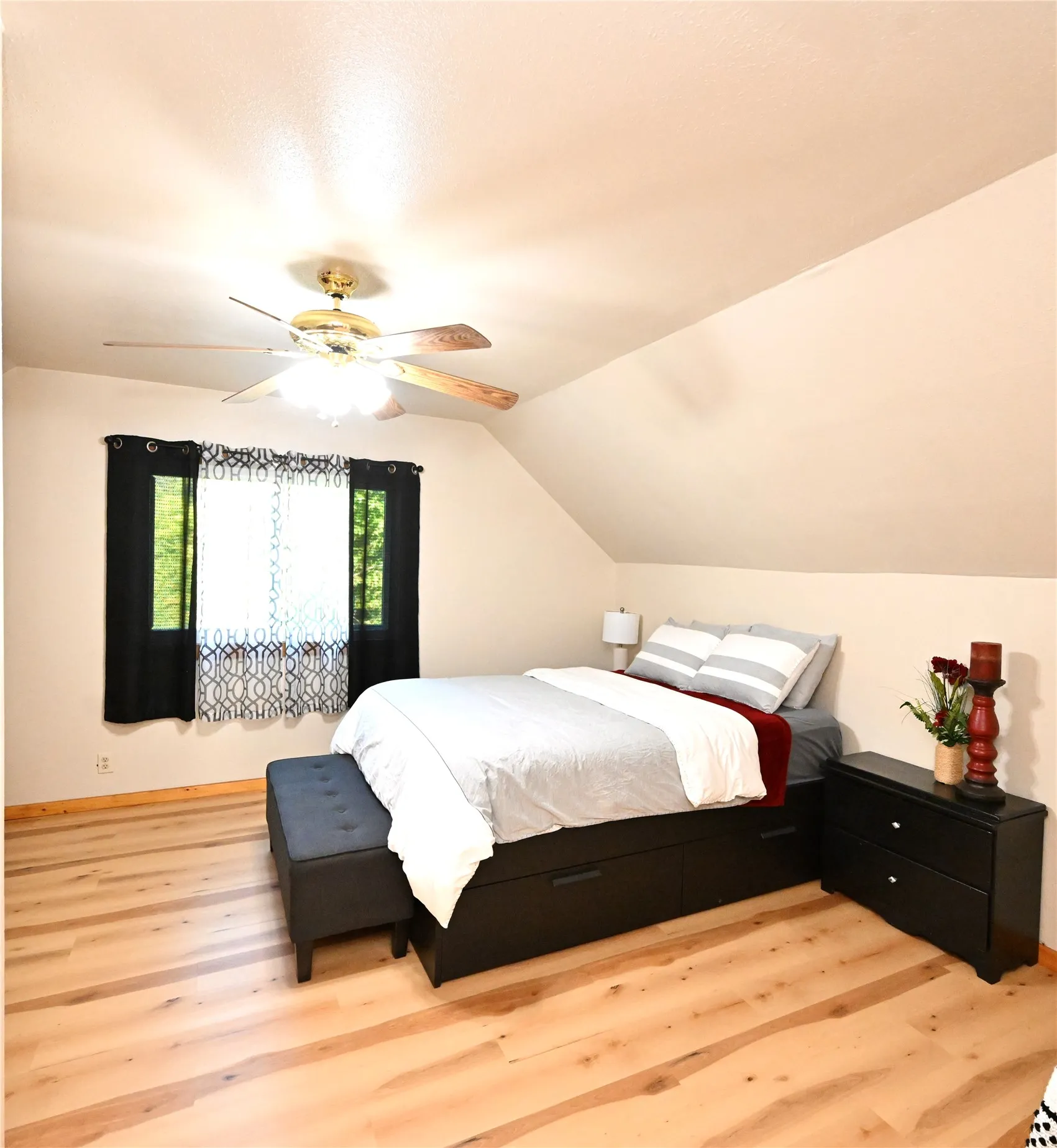 Single Family Residence For Sale in Fannin County , 17311 E HWY 82 Hwy 82 E, Honey Grove, Texas 75446, 3 Bedroom, 2 Bathroom, Garage spaces, 2,067 Sqft, built in 2007, mls#21389718, Real Estate Agent in Honey Grove, Homes For Sale in Fannin county, Homes For Sale in Honey Grove, Realtor in Honey Grove Texas, Real Estate Brokerage Independent Realty Texas, Luminita Cordes Realtor