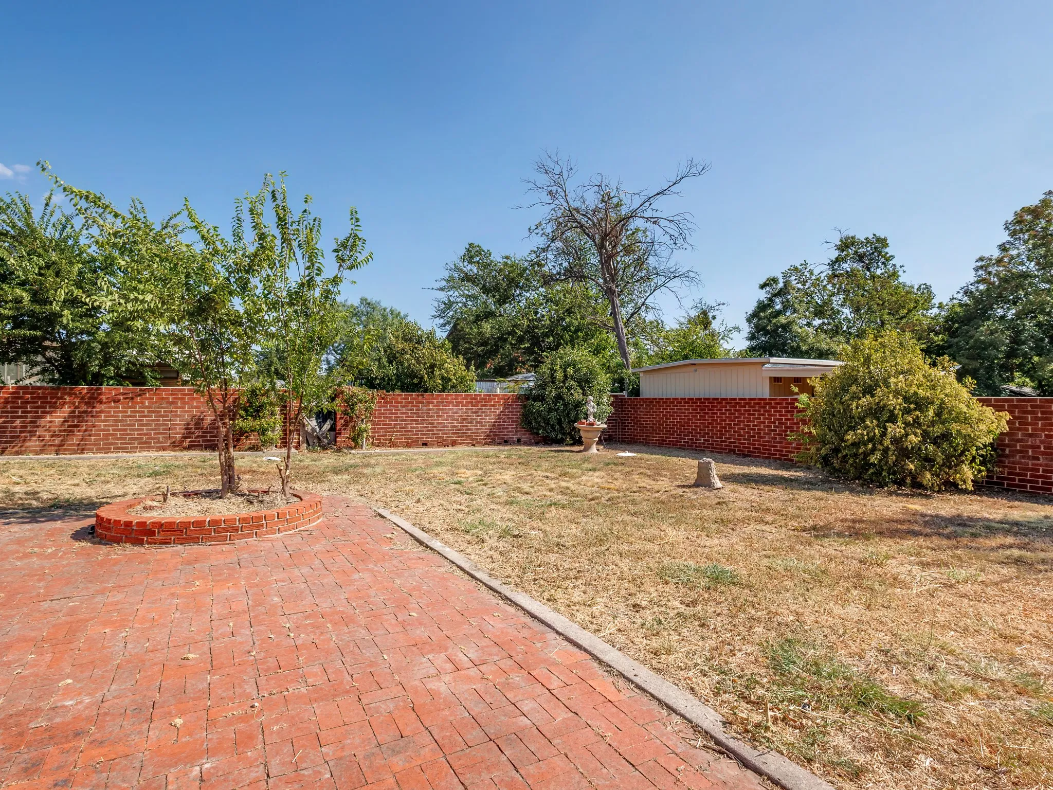 Single Family Residence For Sale in Coleman County , 1016 W Walnut, Coleman, Texas 76834, 4 Bedroom, 3 Bathroom, 2 Garage spaces, 2,866 Sqft, built in 1931, mls#21385774, Real Estate Agent in Coleman, Homes For Sale in Coleman county, Homes For Sale in Coleman, Realtor in Coleman Texas, Real Estate Brokerage Independent Realty Texas, Luminita Cordes Realtor