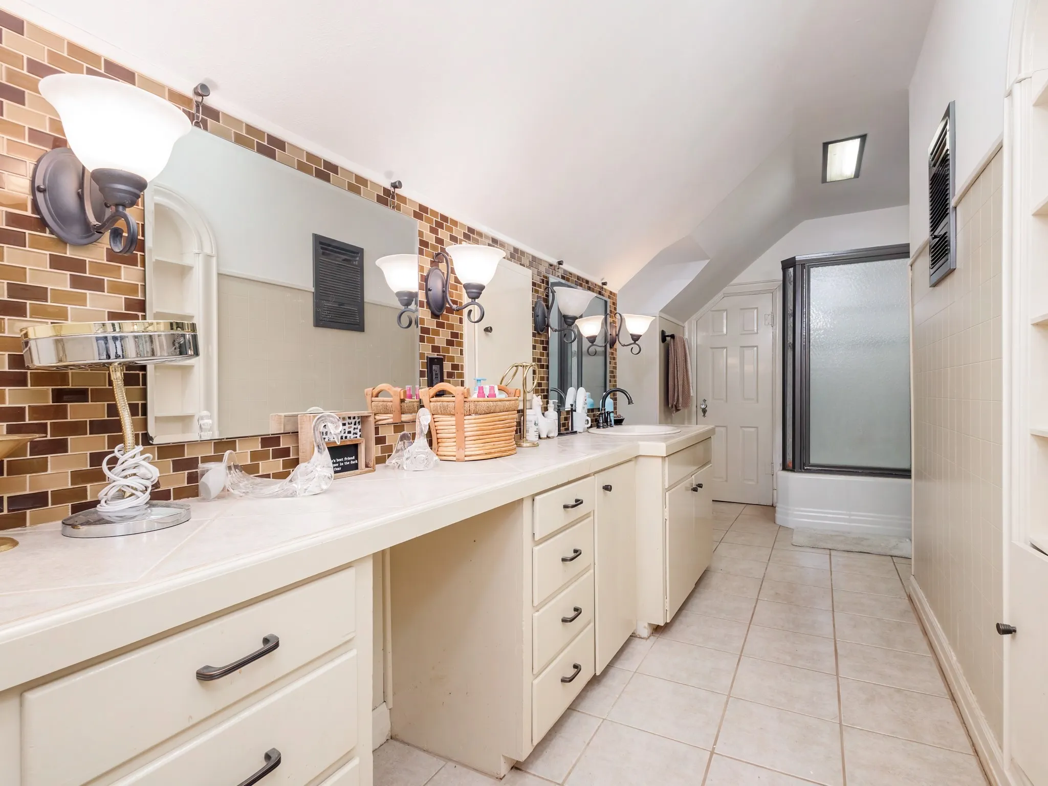 Single Family Residence For Sale in Coleman County , 1016 W Walnut, Coleman, Texas 76834, 4 Bedroom, 3 Bathroom, 2 Garage spaces, 2,866 Sqft, built in 1931, mls#21385774, Real Estate Agent in Coleman, Homes For Sale in Coleman county, Homes For Sale in Coleman, Realtor in Coleman Texas, Real Estate Brokerage Independent Realty Texas, Luminita Cordes Realtor