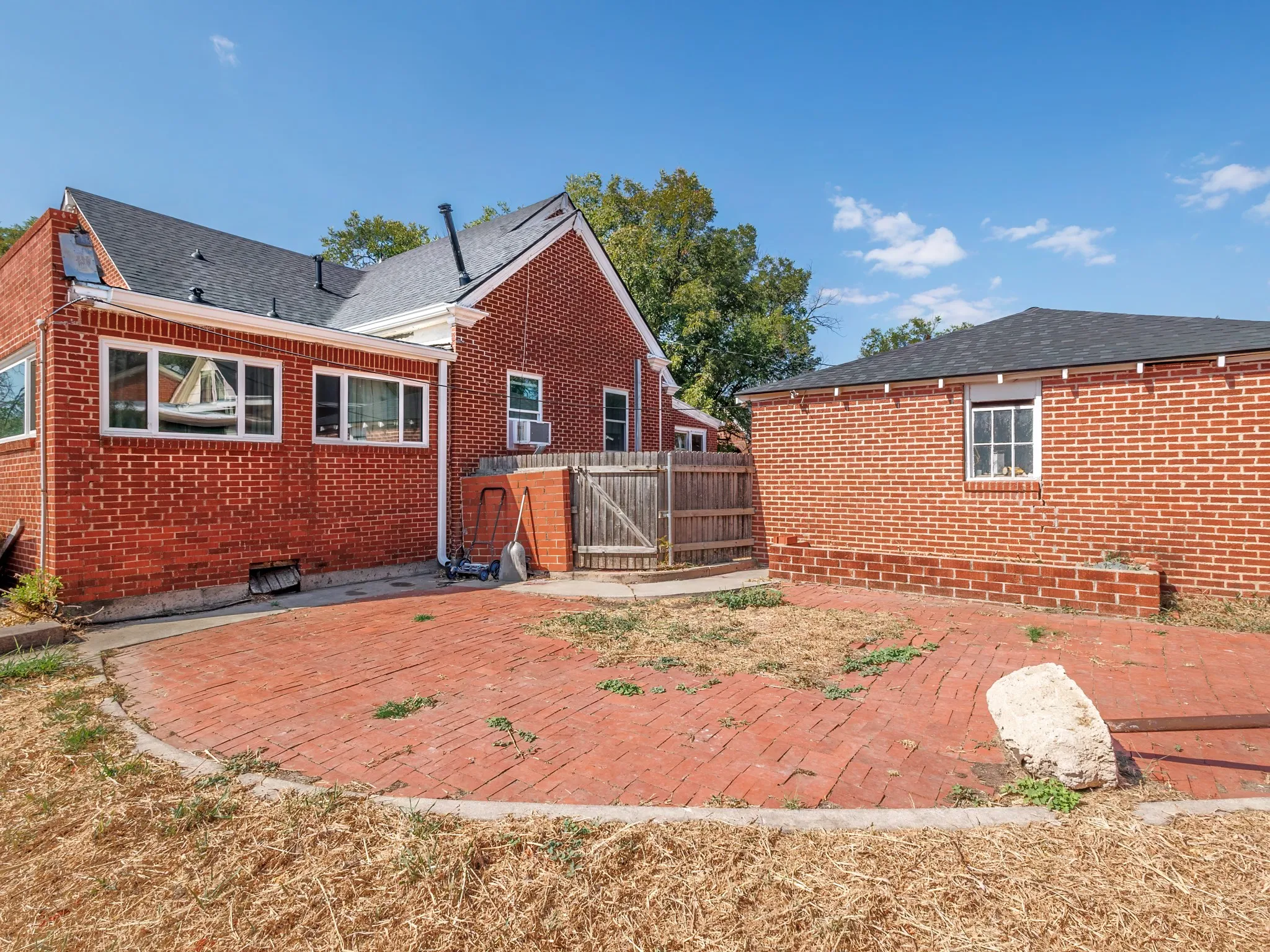 Single Family Residence For Sale in Coleman County , 1016 W Walnut, Coleman, Texas 76834, 4 Bedroom, 3 Bathroom, 2 Garage spaces, 2,866 Sqft, built in 1931, mls#21385774, Real Estate Agent in Coleman, Homes For Sale in Coleman county, Homes For Sale in Coleman, Realtor in Coleman Texas, Real Estate Brokerage Independent Realty Texas, Luminita Cordes Realtor