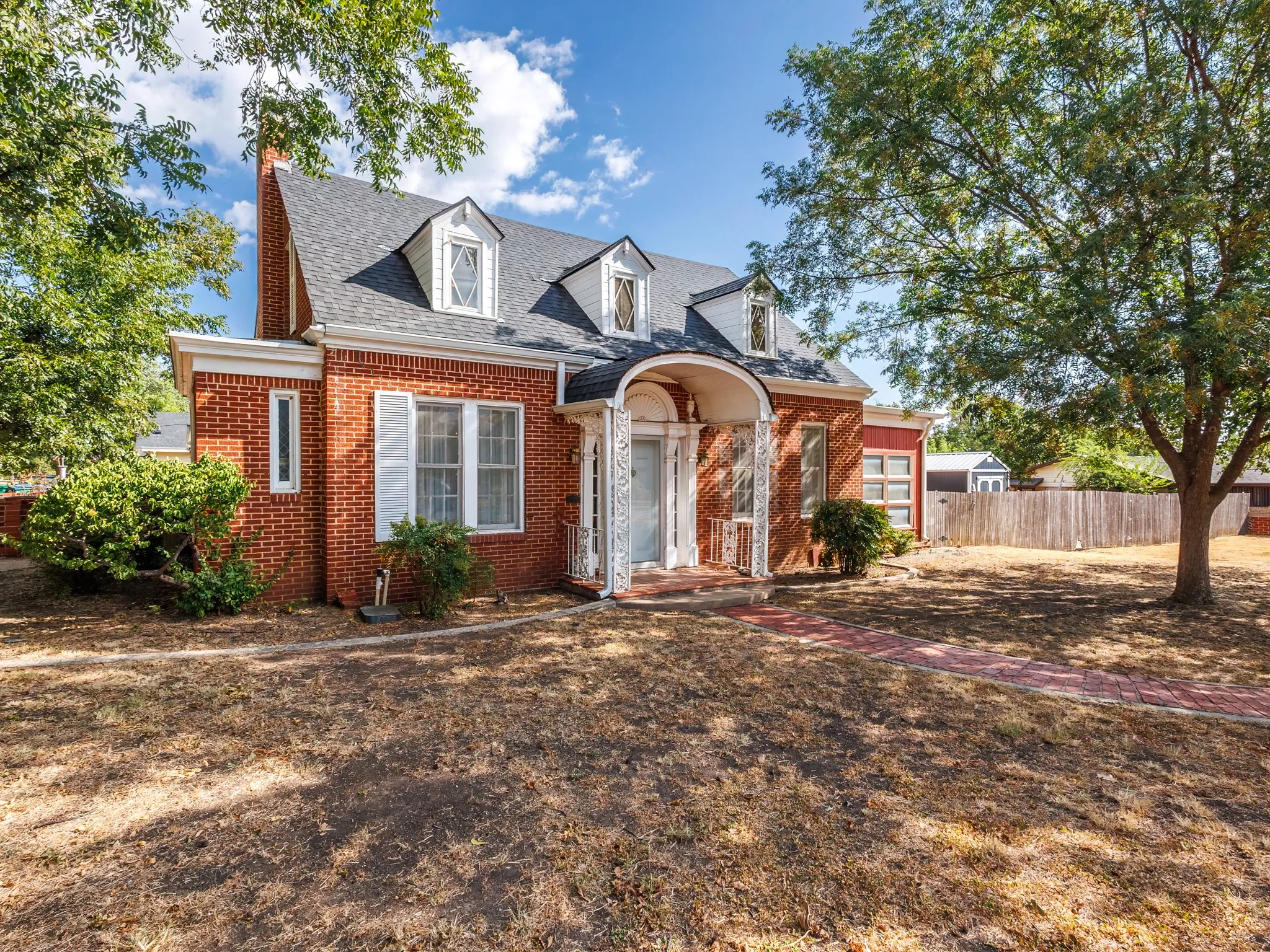 Single Family Residence For Sale in Coleman County , 1016 W Walnut, Coleman, Texas 76834, 4 Bedroom, 3 Bathroom, 2 Garage spaces, 2,866 Sqft, built in 1931, mls#21385774, Real Estate Agent in Coleman, Homes For Sale in Coleman county, Homes For Sale in Coleman, Realtor in Coleman Texas, Real Estate Brokerage Independent Realty Texas, Luminita Cordes Realtor