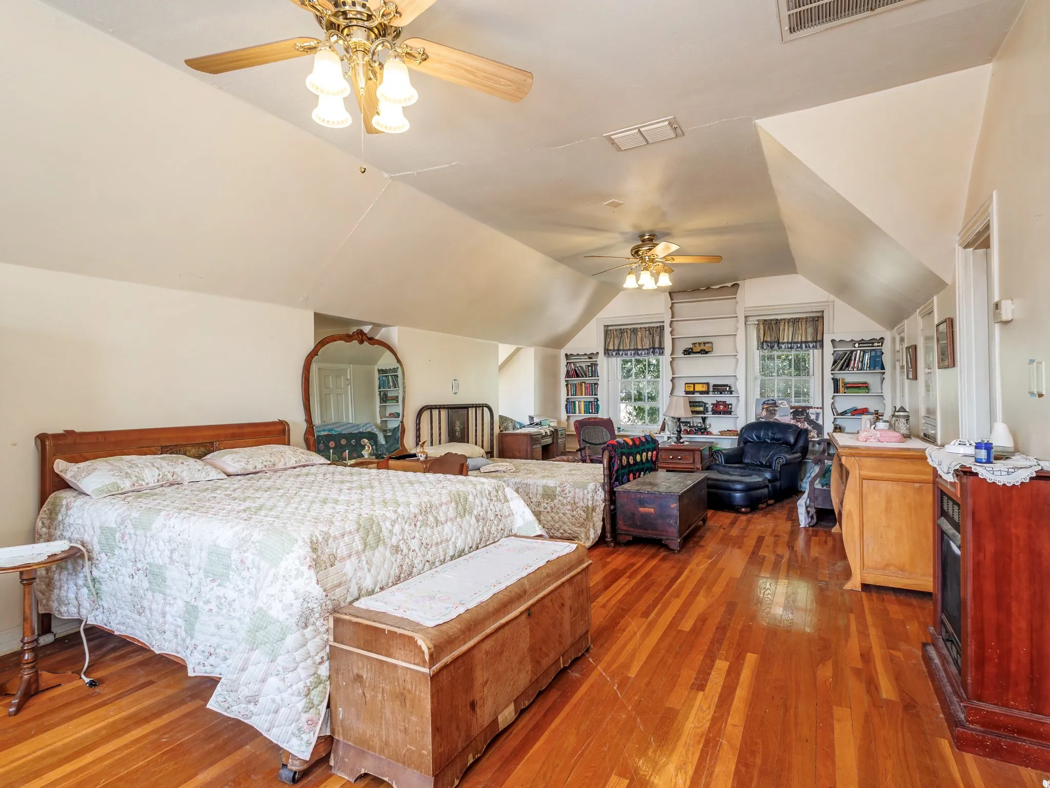 Single Family Residence For Sale in Coleman County , 1016 W Walnut, Coleman, Texas 76834, 4 Bedroom, 3 Bathroom, 2 Garage spaces, 2,866 Sqft, built in 1931, mls#21385774, Real Estate Agent in Coleman, Homes For Sale in Coleman county, Homes For Sale in Coleman, Realtor in Coleman Texas, Real Estate Brokerage Independent Realty Texas, Luminita Cordes Realtor