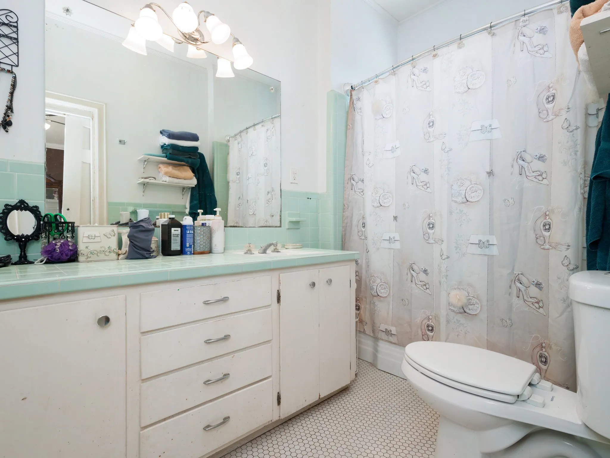 Single Family Residence For Sale in Coleman County , 1016 W Walnut, Coleman, Texas 76834, 4 Bedroom, 3 Bathroom, 2 Garage spaces, 2,866 Sqft, built in 1931, mls#21385774, Real Estate Agent in Coleman, Homes For Sale in Coleman county, Homes For Sale in Coleman, Realtor in Coleman Texas, Real Estate Brokerage Independent Realty Texas, Luminita Cordes Realtor