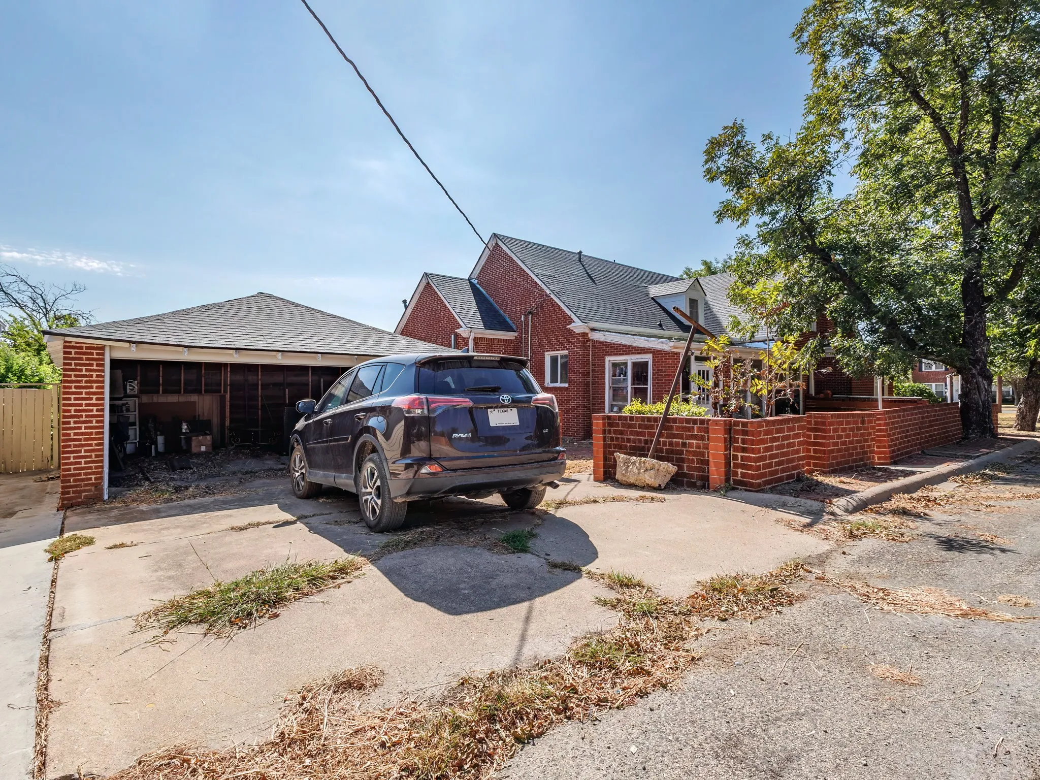 Single Family Residence For Sale in Coleman County , 1016 W Walnut, Coleman, Texas 76834, 4 Bedroom, 3 Bathroom, 2 Garage spaces, 2,866 Sqft, built in 1931, mls#21385774, Real Estate Agent in Coleman, Homes For Sale in Coleman county, Homes For Sale in Coleman, Realtor in Coleman Texas, Real Estate Brokerage Independent Realty Texas, Luminita Cordes Realtor