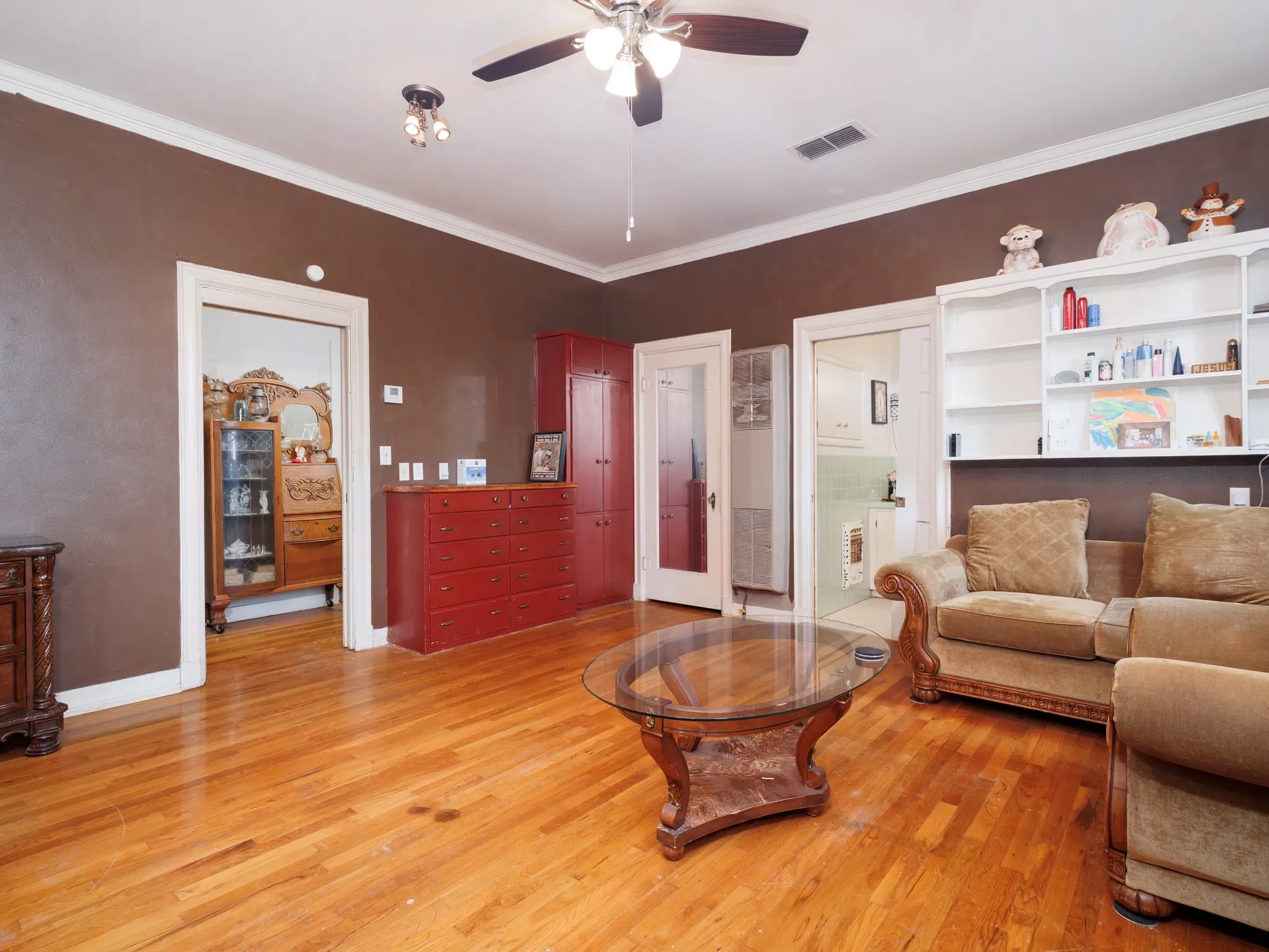 Single Family Residence For Sale in Coleman County , 1016 W Walnut, Coleman, Texas 76834, 4 Bedroom, 3 Bathroom, 2 Garage spaces, 2,866 Sqft, built in 1931, mls#21385774, Real Estate Agent in Coleman, Homes For Sale in Coleman county, Homes For Sale in Coleman, Realtor in Coleman Texas, Real Estate Brokerage Independent Realty Texas, Luminita Cordes Realtor