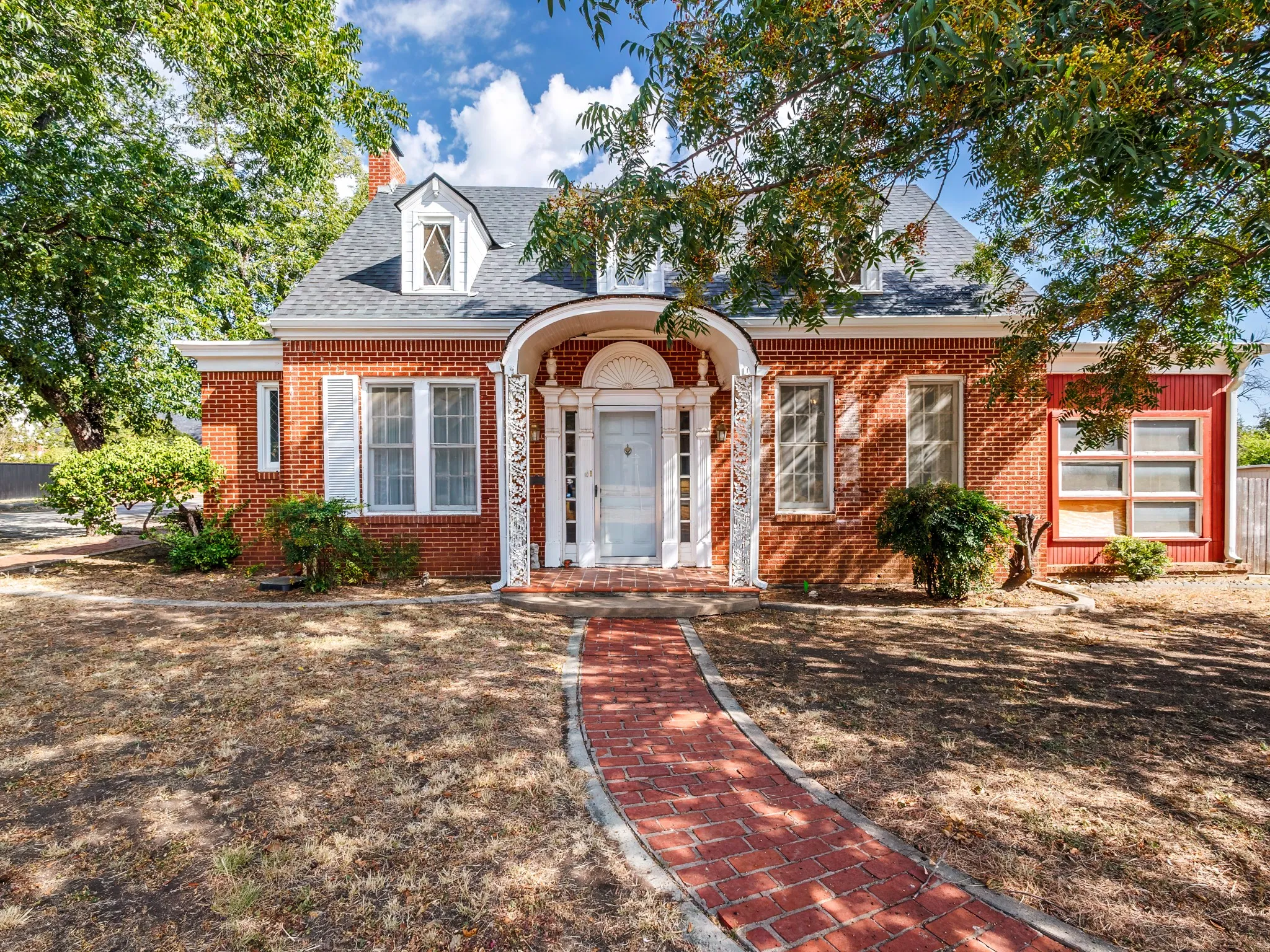 Single Family Residence For Sale in Coleman County , 1016 W Walnut, Coleman, Texas 76834, 4 Bedroom, 3 Bathroom, 2 Garage spaces, 2,866 Sqft, built in 1931, mls#21385774, Real Estate Agent in Coleman, Homes For Sale in Coleman county, Homes For Sale in Coleman, Realtor in Coleman Texas, Real Estate Brokerage Independent Realty Texas, Luminita Cordes Realtor