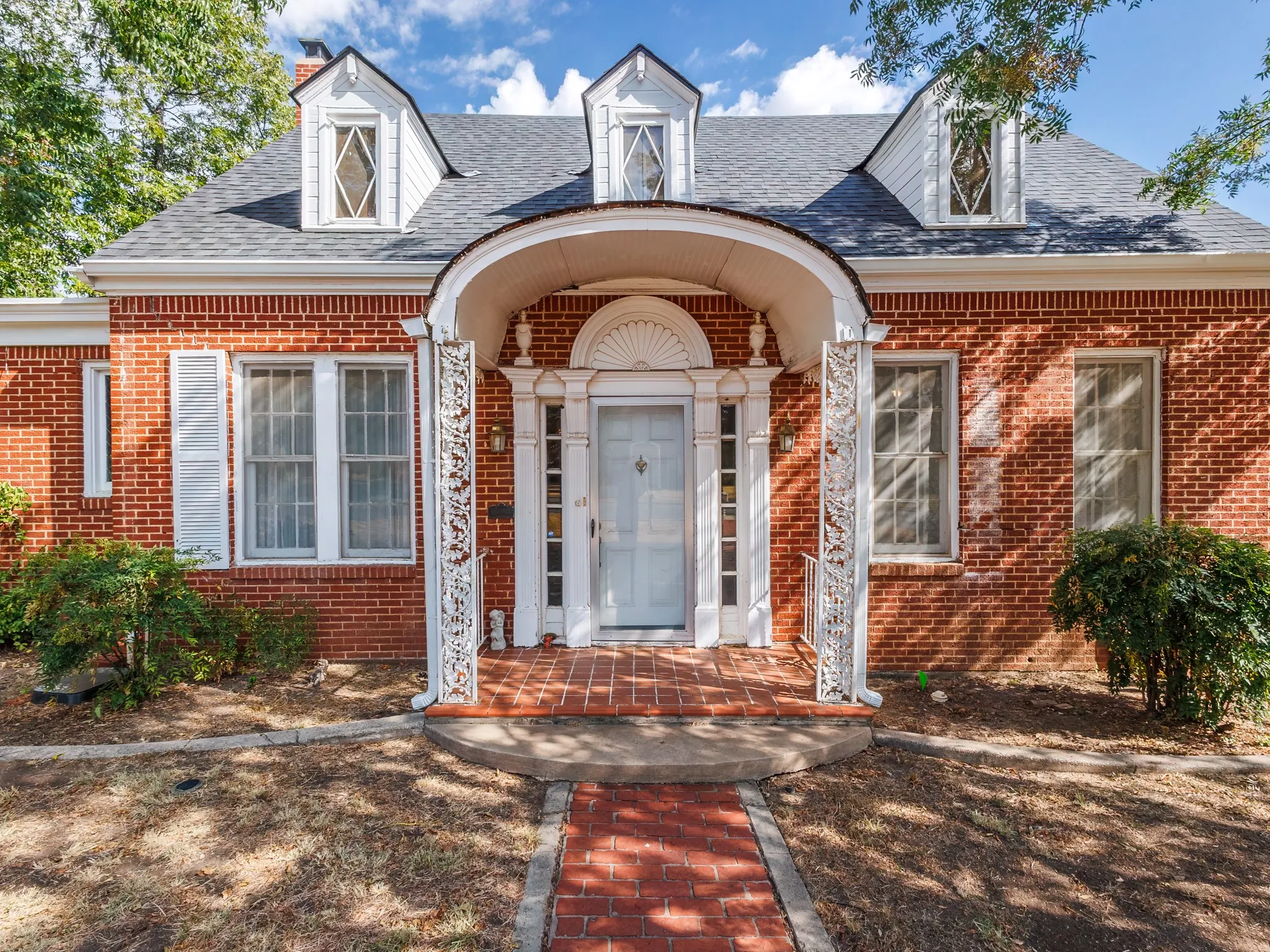 Single Family Residence For Sale in Coleman County , 1016 W Walnut, Coleman, Texas 76834, 4 Bedroom, 3 Bathroom, 2 Garage spaces, 2,866 Sqft, built in 1931, mls#21385774, Real Estate Agent in Coleman, Homes For Sale in Coleman county, Homes For Sale in Coleman, Realtor in Coleman Texas, Real Estate Brokerage Independent Realty Texas, Luminita Cordes Realtor
