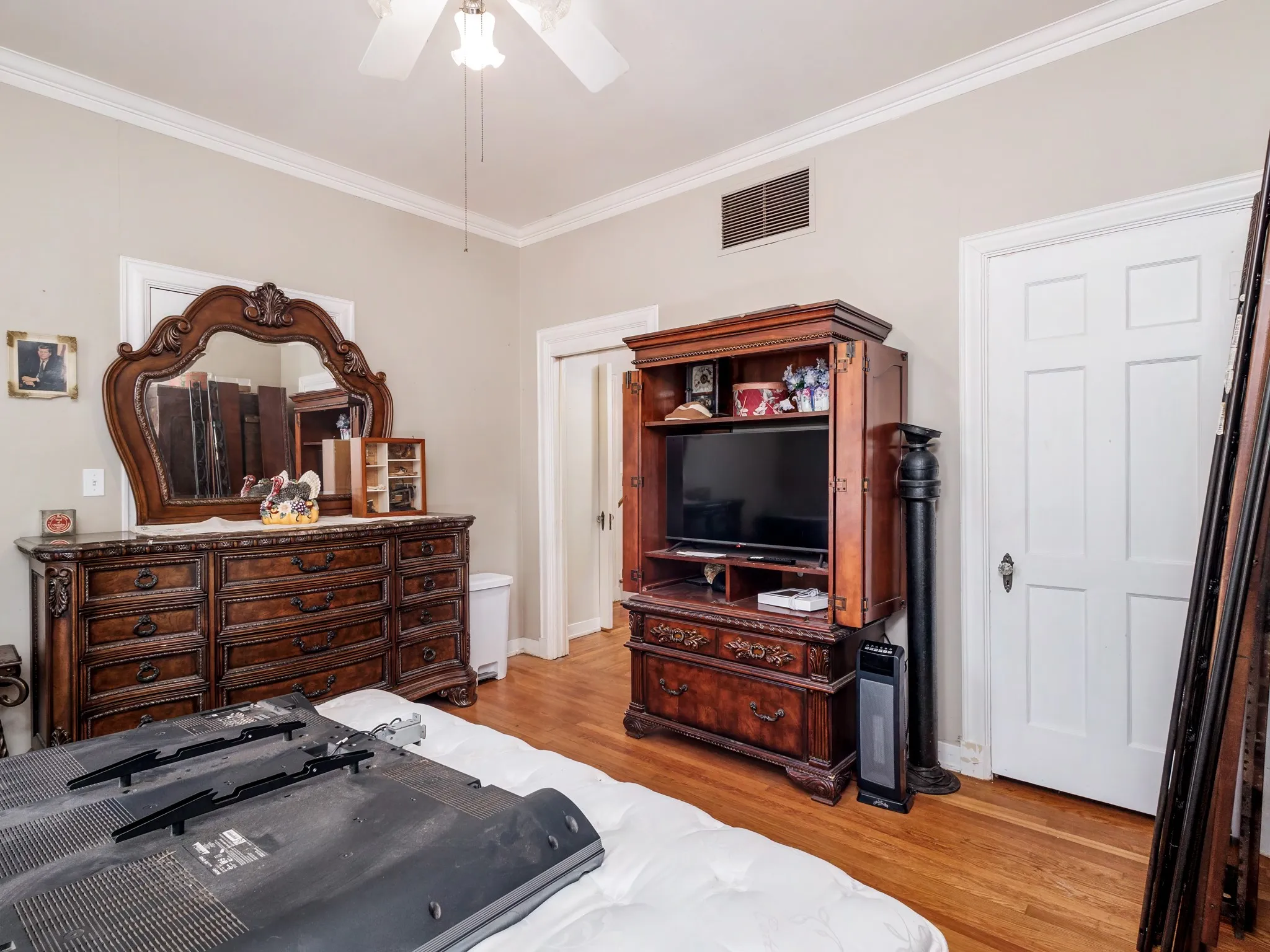 Single Family Residence For Sale in Coleman County , 1016 W Walnut, Coleman, Texas 76834, 4 Bedroom, 3 Bathroom, 2 Garage spaces, 2,866 Sqft, built in 1931, mls#21385774, Real Estate Agent in Coleman, Homes For Sale in Coleman county, Homes For Sale in Coleman, Realtor in Coleman Texas, Real Estate Brokerage Independent Realty Texas, Luminita Cordes Realtor
