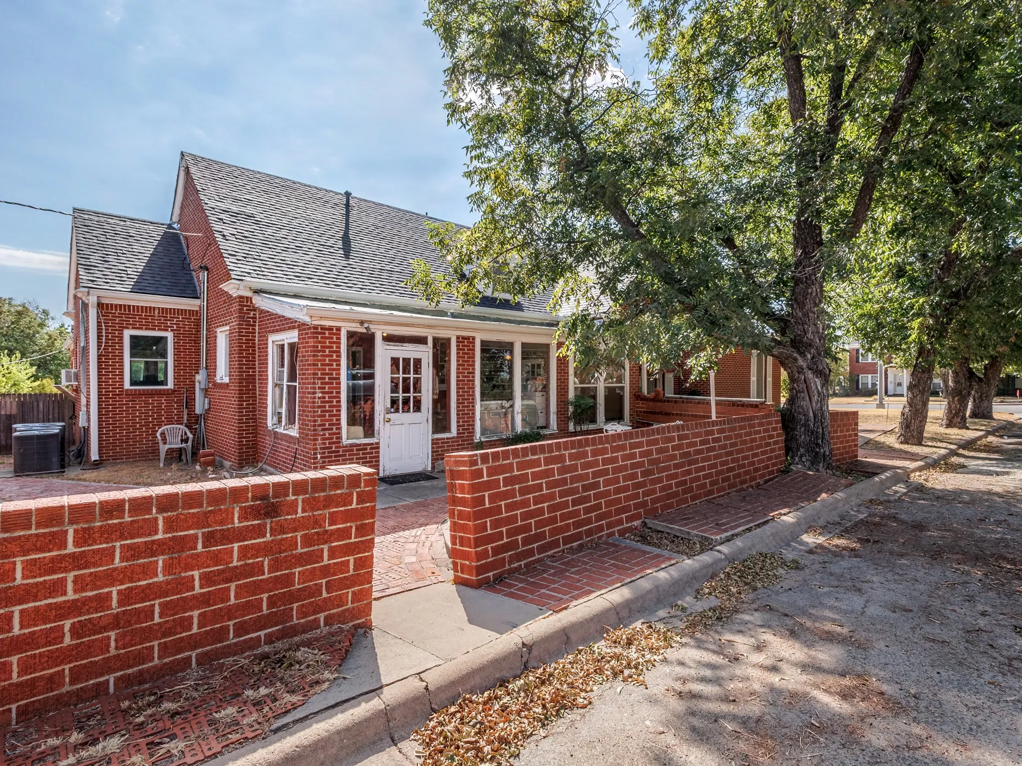 Single Family Residence For Sale in Coleman County , 1016 W Walnut, Coleman, Texas 76834, 4 Bedroom, 3 Bathroom, 2 Garage spaces, 2,866 Sqft, built in 1931, mls#21385774, Real Estate Agent in Coleman, Homes For Sale in Coleman county, Homes For Sale in Coleman, Realtor in Coleman Texas, Real Estate Brokerage Independent Realty Texas, Luminita Cordes Realtor