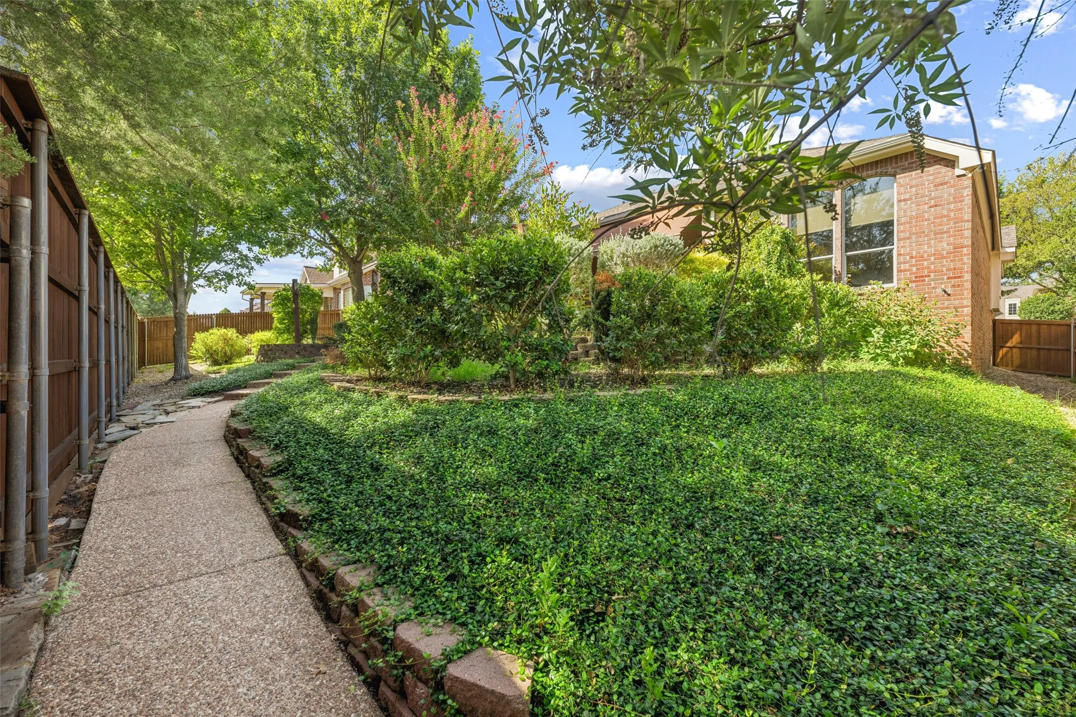 Single Family Residence For Sale in Tarrant County , 936 Water Oak Drive, Grapevine, Texas 76051, 4 Bedroom, 3 Bathroom, 2 Garage spaces, 2,380 Sqft, built in 2006, mls#21387477, Real Estate Agent in Grapevine, Homes For Sale in Tarrant county, Homes For Sale in Grapevine, Realtor in Grapevine Texas, Real Estate Brokerage Independent Realty Texas, Luminita Cordes Realtor