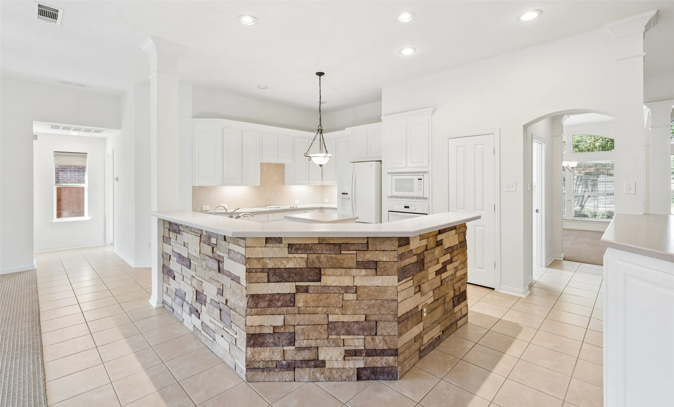 Single Family Residence For Sale in Tarrant County , 936 Water Oak Drive, Grapevine, Texas 76051, 4 Bedroom, 3 Bathroom, 2 Garage spaces, 2,380 Sqft, built in 2006, mls#21387477, Real Estate Agent in Grapevine, Homes For Sale in Tarrant county, Homes For Sale in Grapevine, Realtor in Grapevine Texas, Real Estate Brokerage Independent Realty Texas, Luminita Cordes Realtor